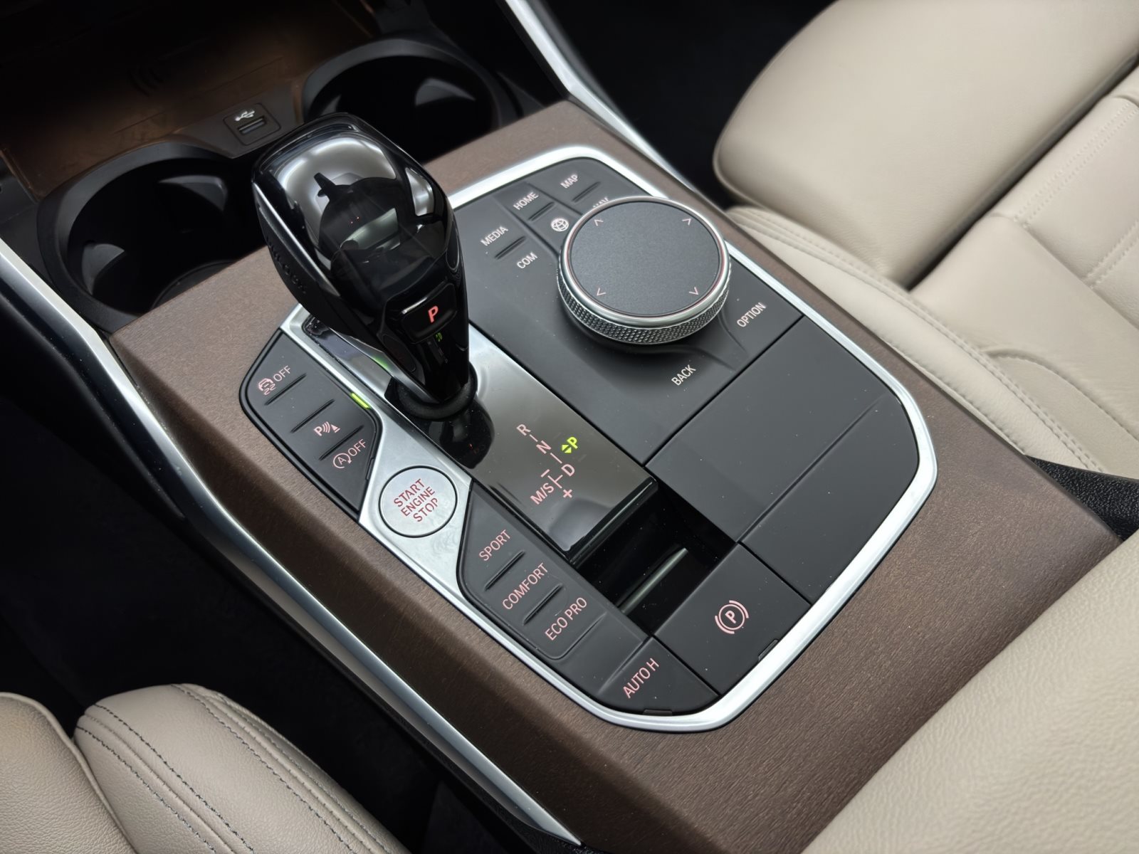 Fahrzeugabbildung BMW 330i xDrive Touring [Luxury Line, Pano, AHK]