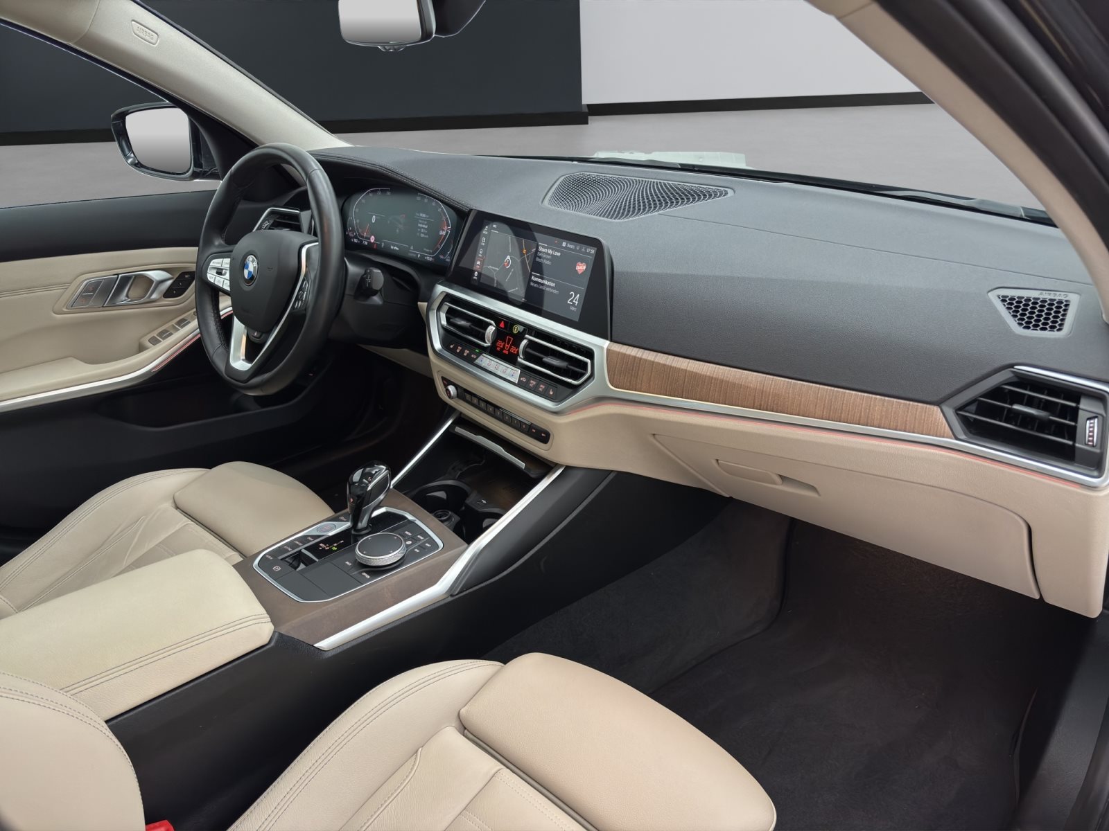 Fahrzeugabbildung BMW 330i xDrive Touring [Luxury Line, Pano, AHK]