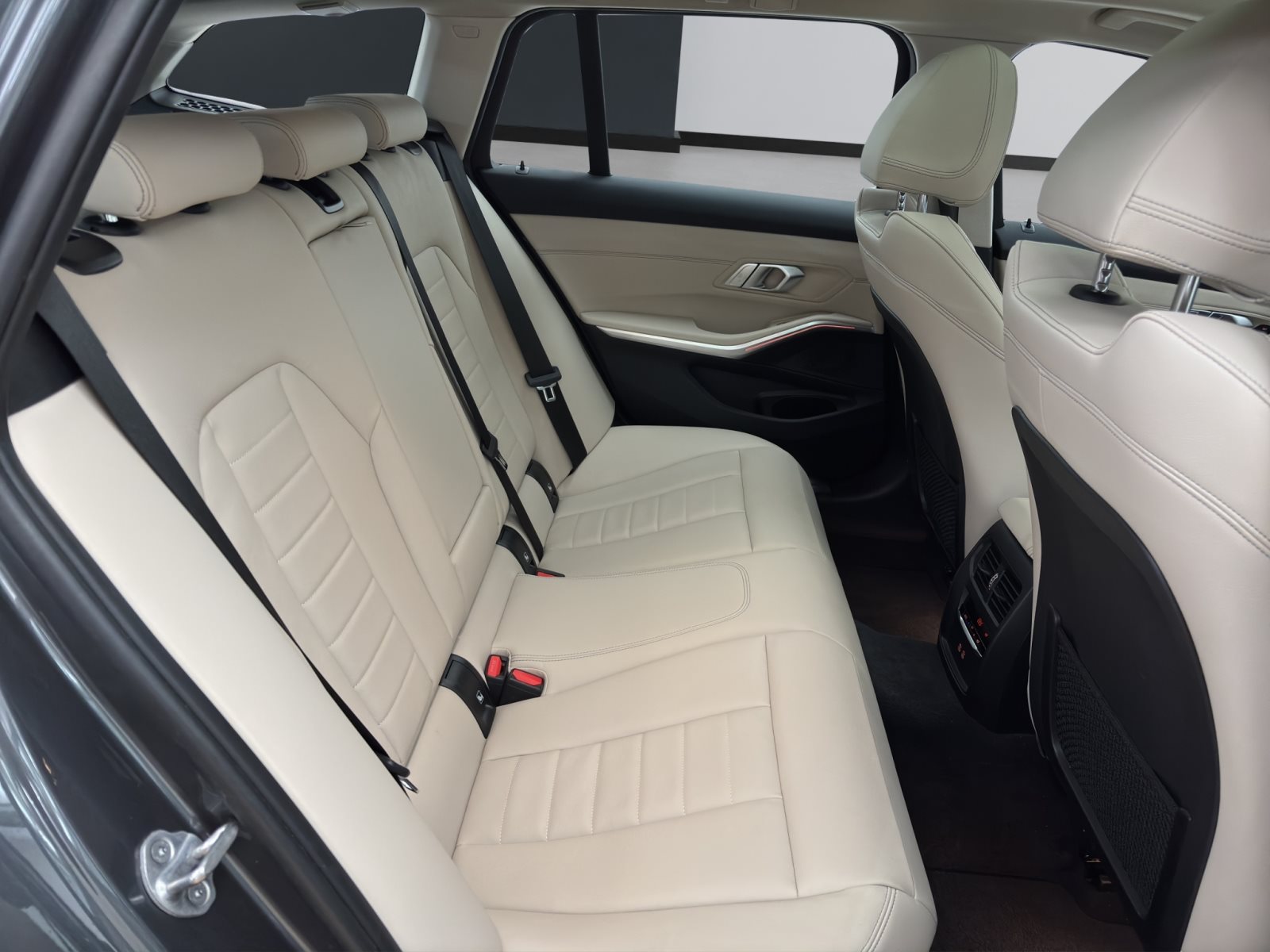 Fahrzeugabbildung BMW 330i xDrive Touring [Luxury Line, Pano, AHK]