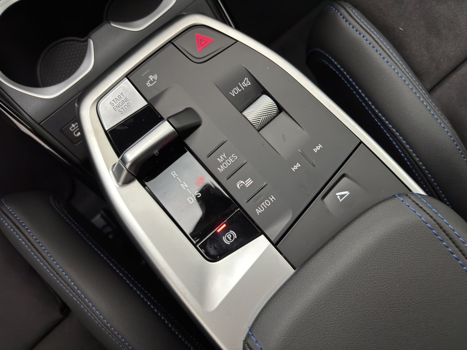 Fahrzeugabbildung BMW X1 sDrive20i [M Sport, HUD, AHK, ACC, RFK, 19 LMR]