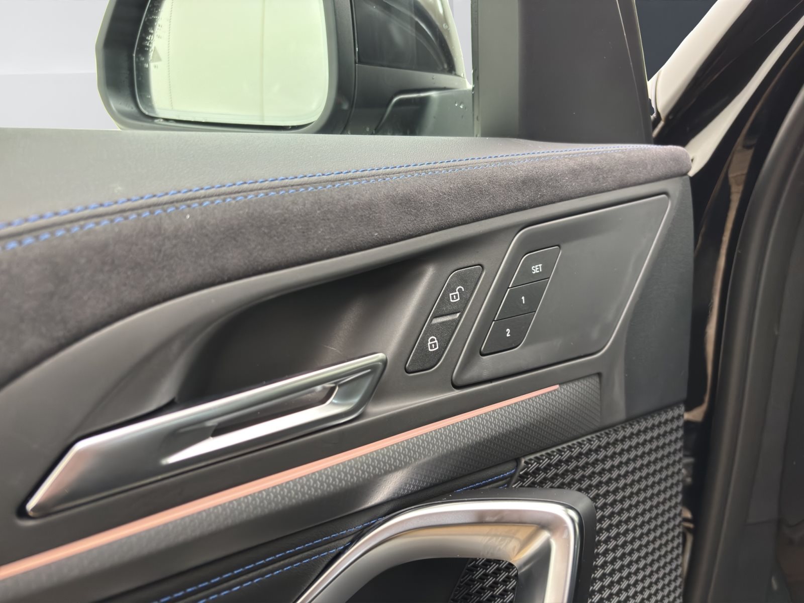 Fahrzeugabbildung BMW X1 sDrive20i [M Sport, HUD, AHK, ACC, RFK, 19 LMR]