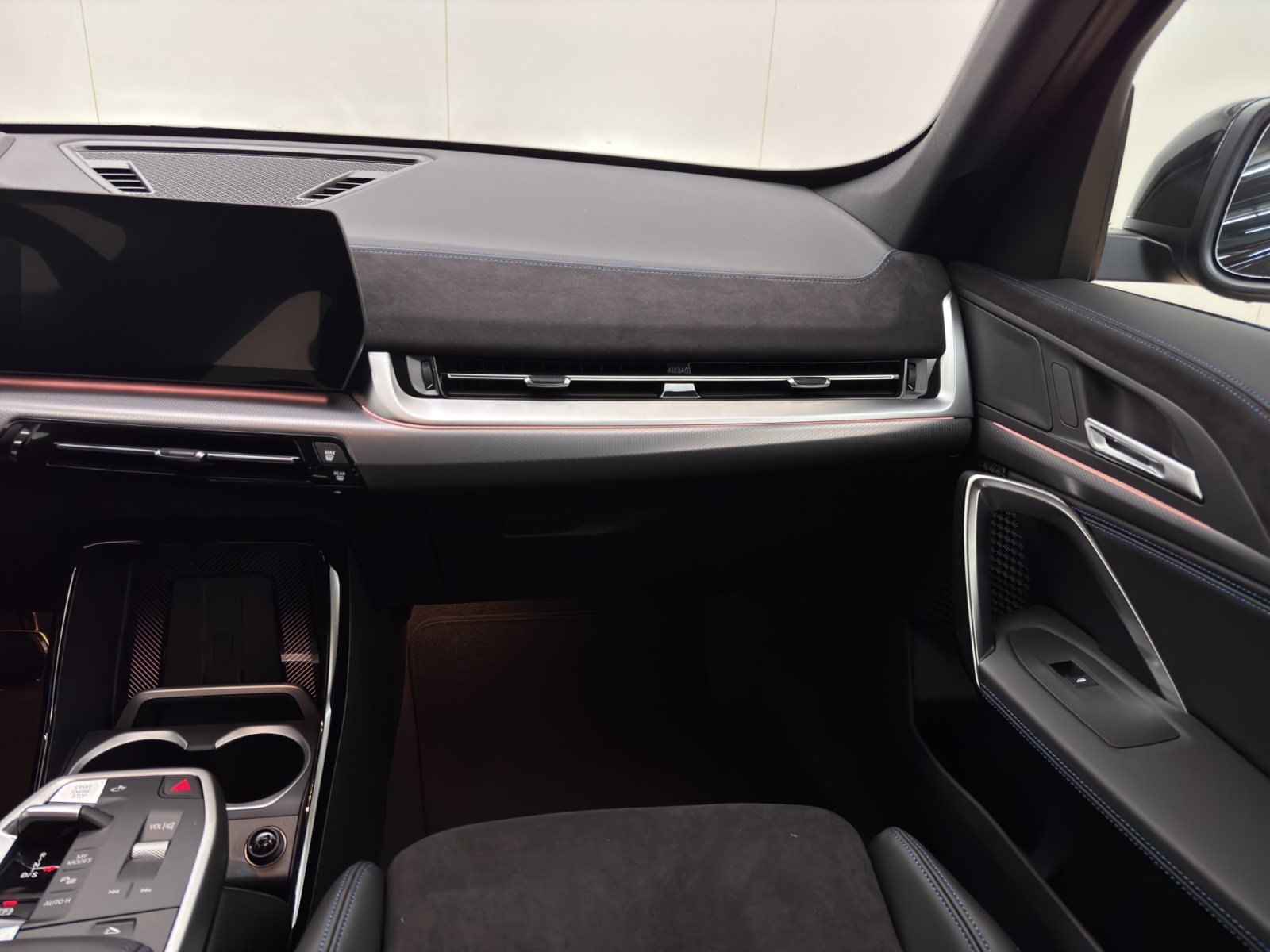 Fahrzeugabbildung BMW X1 sDrive20i [M Sport, HUD, AHK, ACC, RFK, 19 LMR]