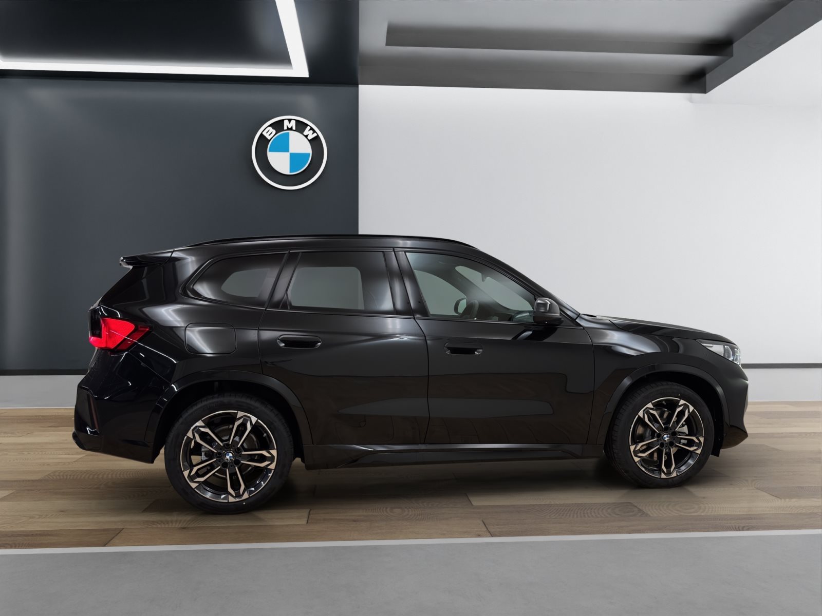 Fahrzeugabbildung BMW X1 sDrive20i [M Sport, HUD, AHK, ACC, RFK, 19 LMR]