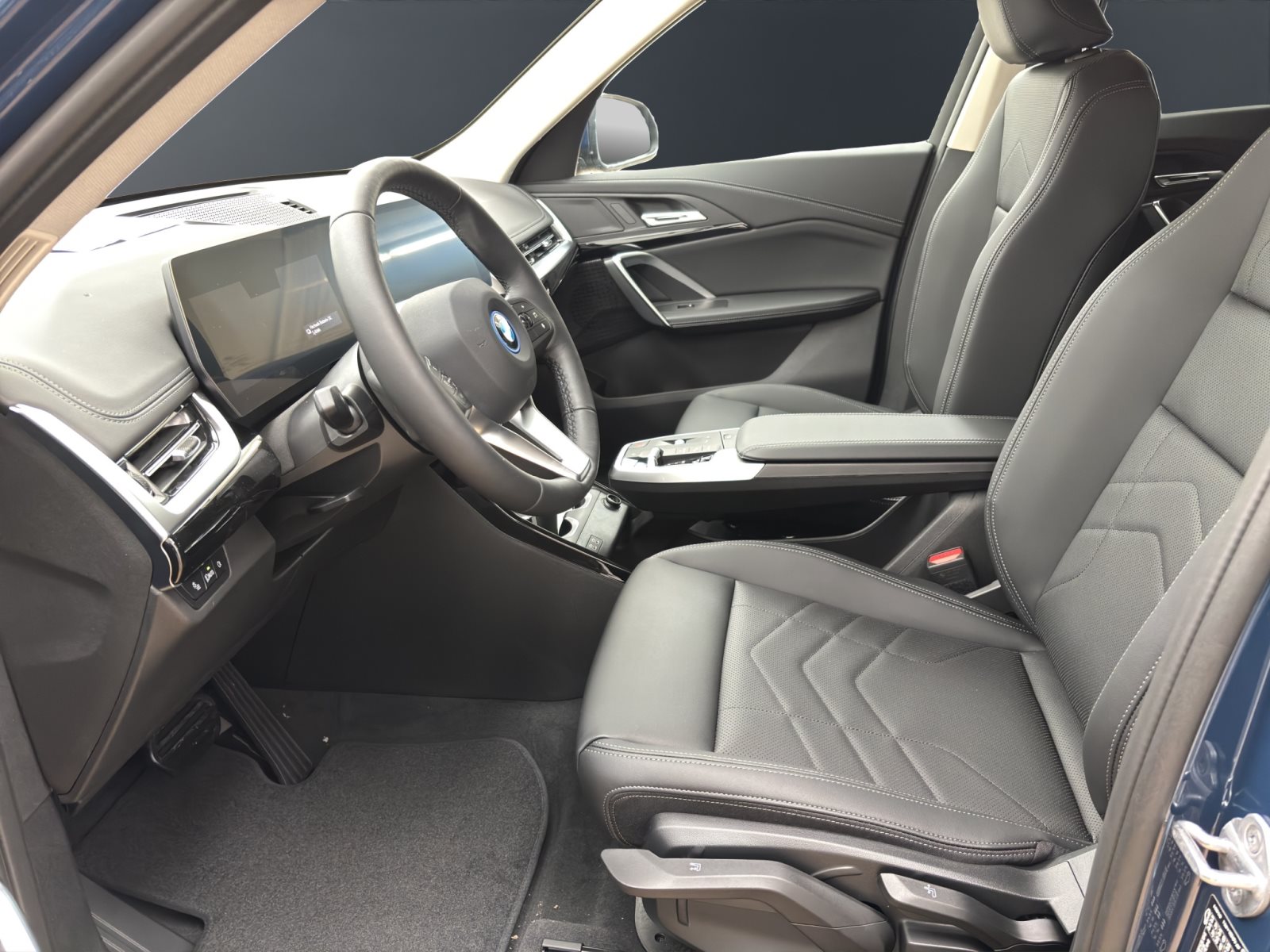 Fahrzeugabbildung BMW iX1 eDrive20 [xLine, AHK, ACC, RFK, 18 LMR, LED, SHZ]