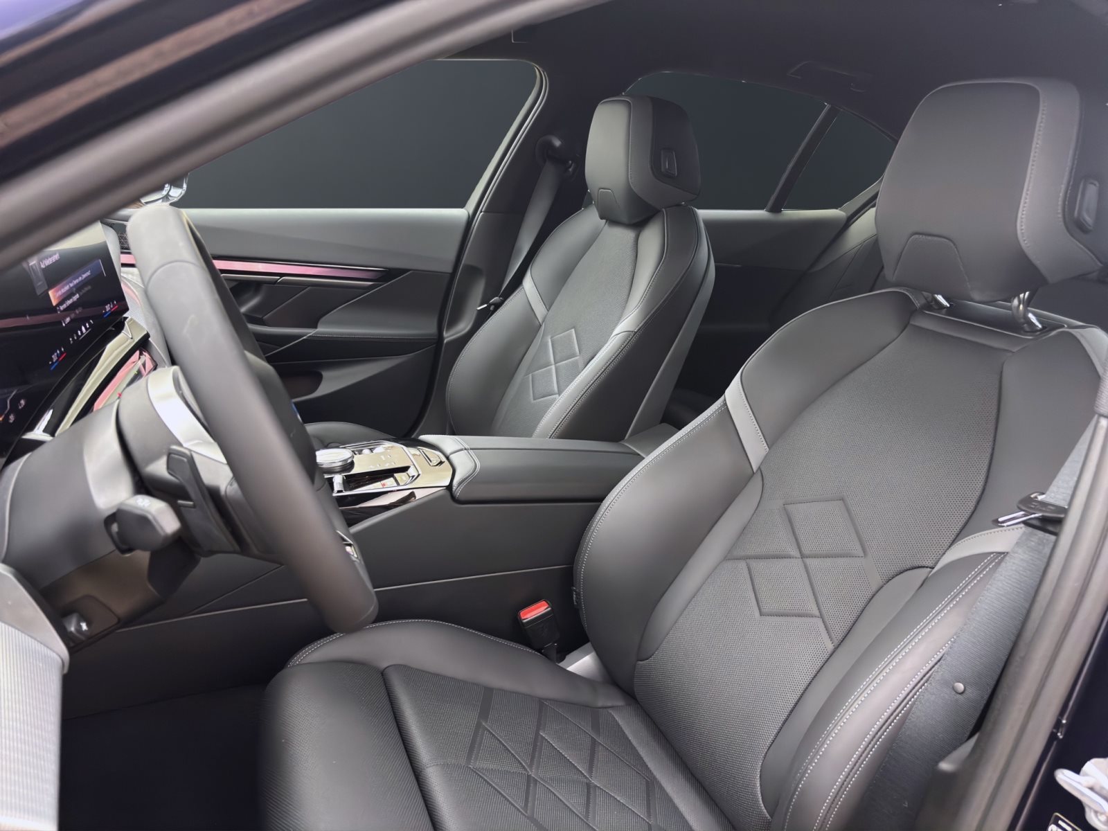 Fahrzeugabbildung BMW i5 xDrive40 Limousine [M Sport, AHK, B&W]