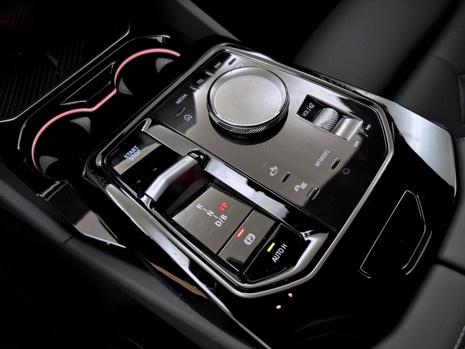 Fahrzeugabbildung BMW i5 xDrive40 Limousine [M Sport, AHK, B&W]