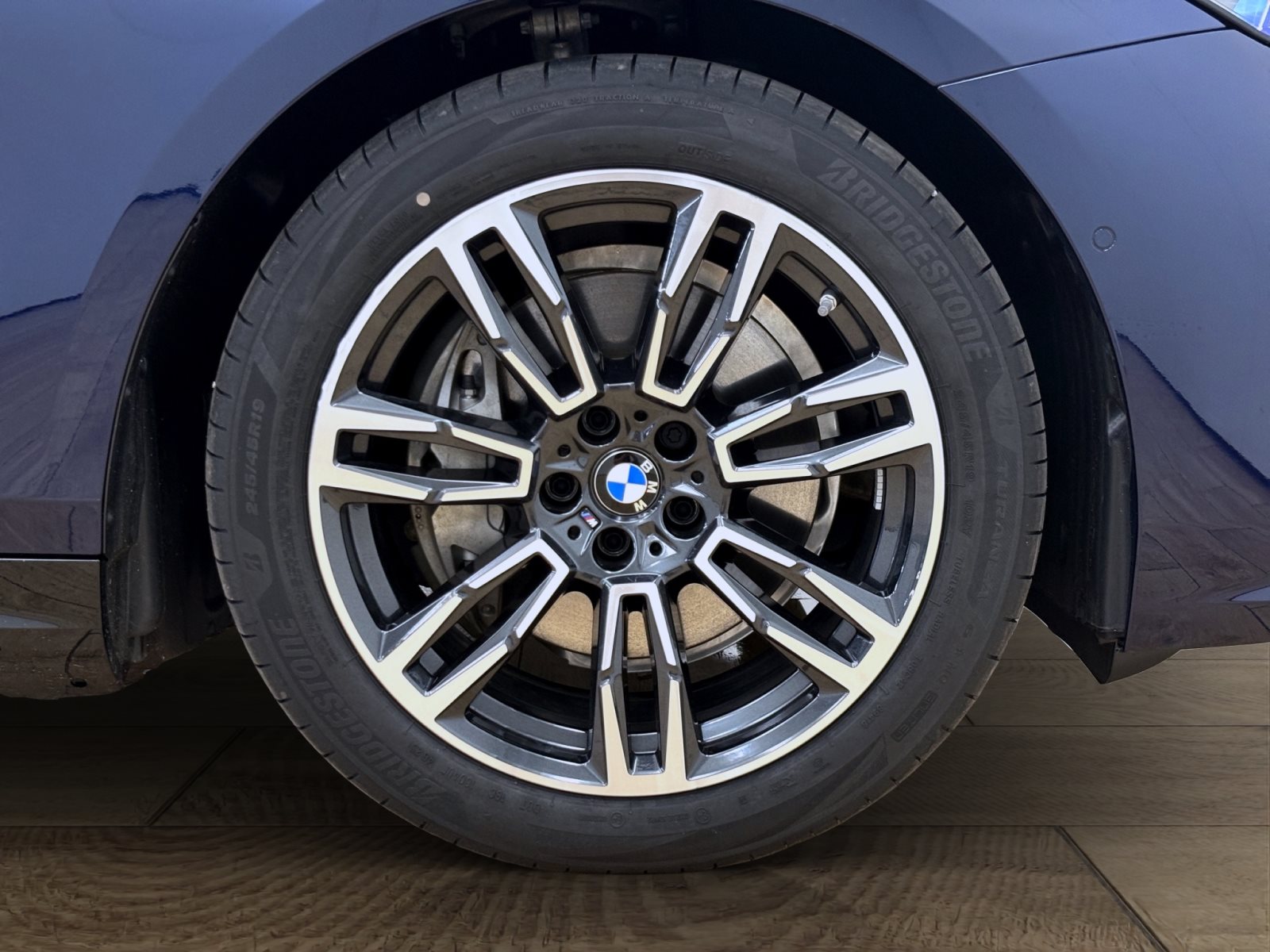 Fahrzeugabbildung BMW i5 xDrive40 Limousine [M Sport, AHK, B&W]