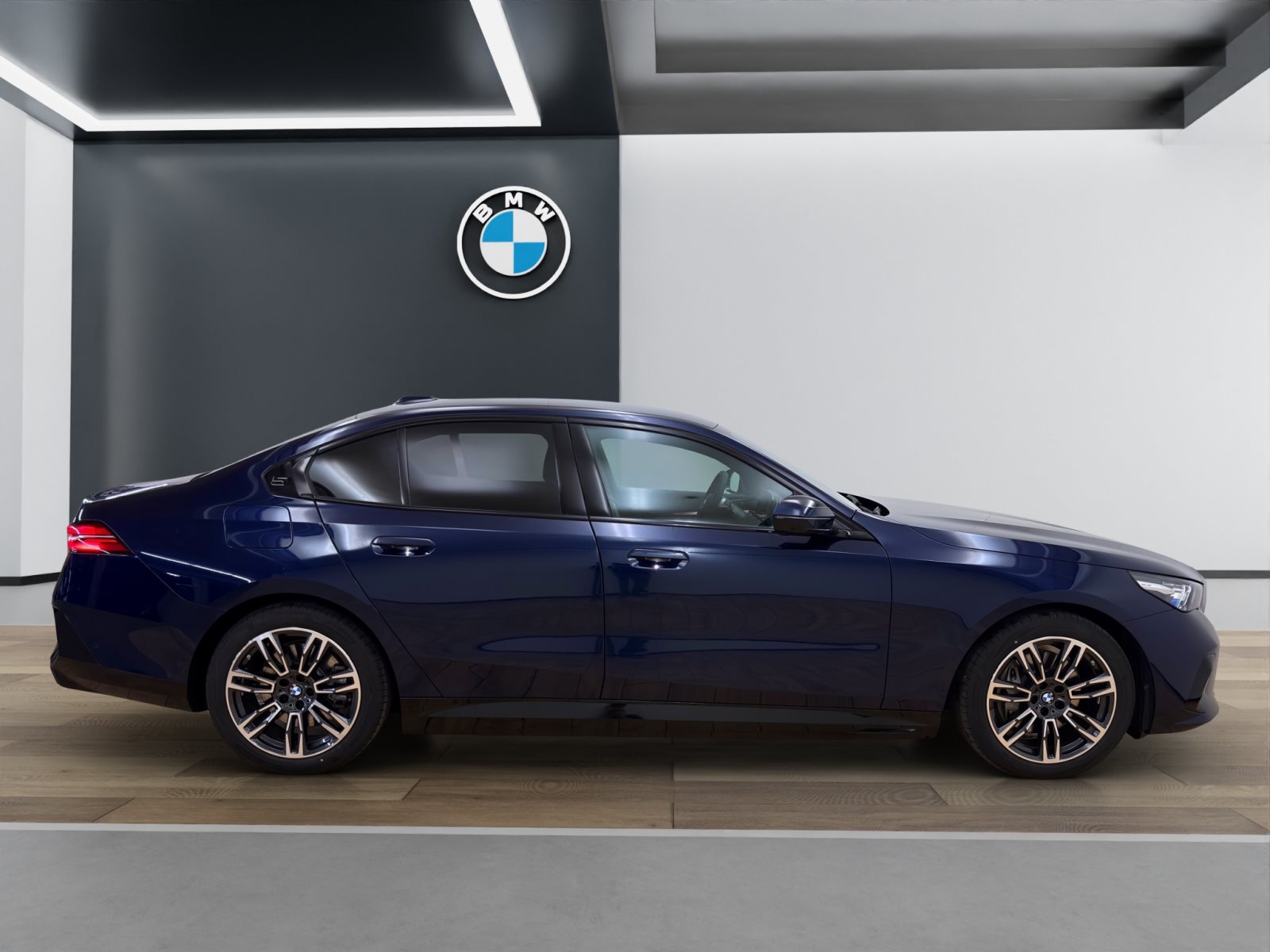 Fahrzeugabbildung BMW i5 xDrive40 Limousine [M Sport, AHK, B&W]