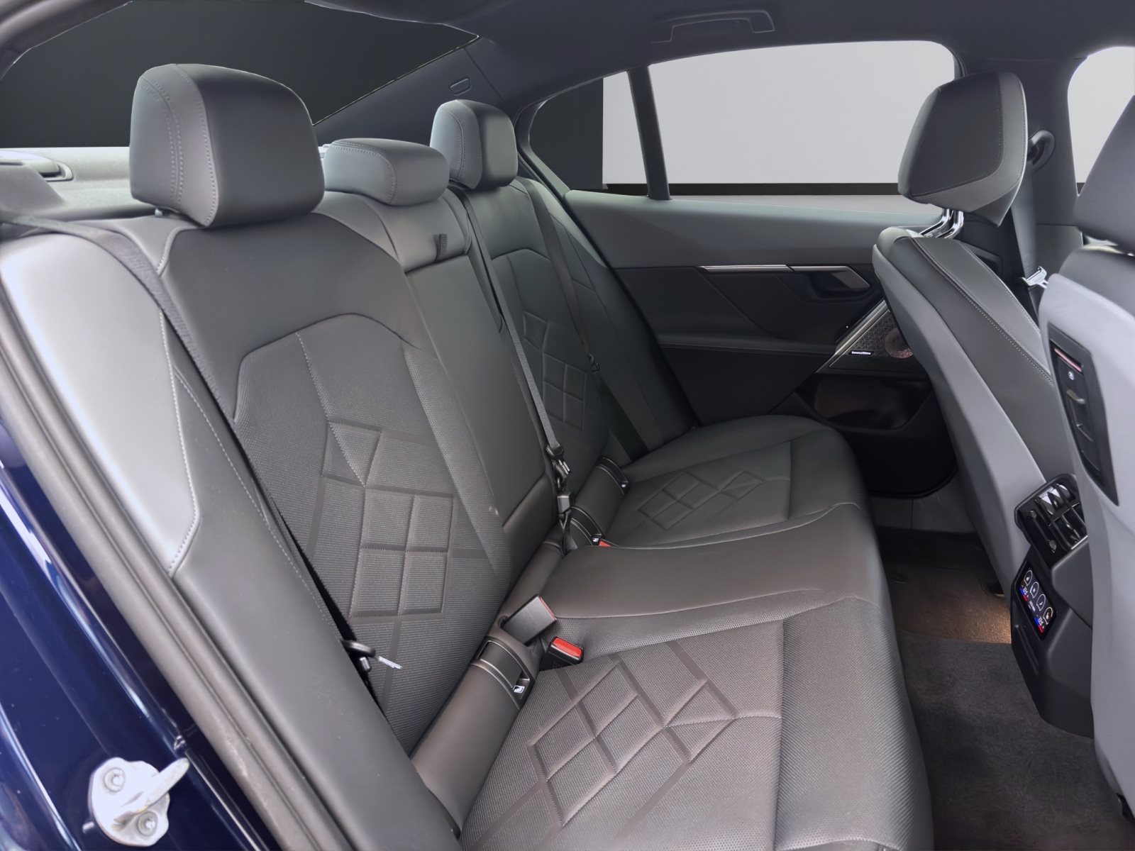 Fahrzeugabbildung BMW i5 xDrive40 Limousine [M Sport, AHK, B&W]