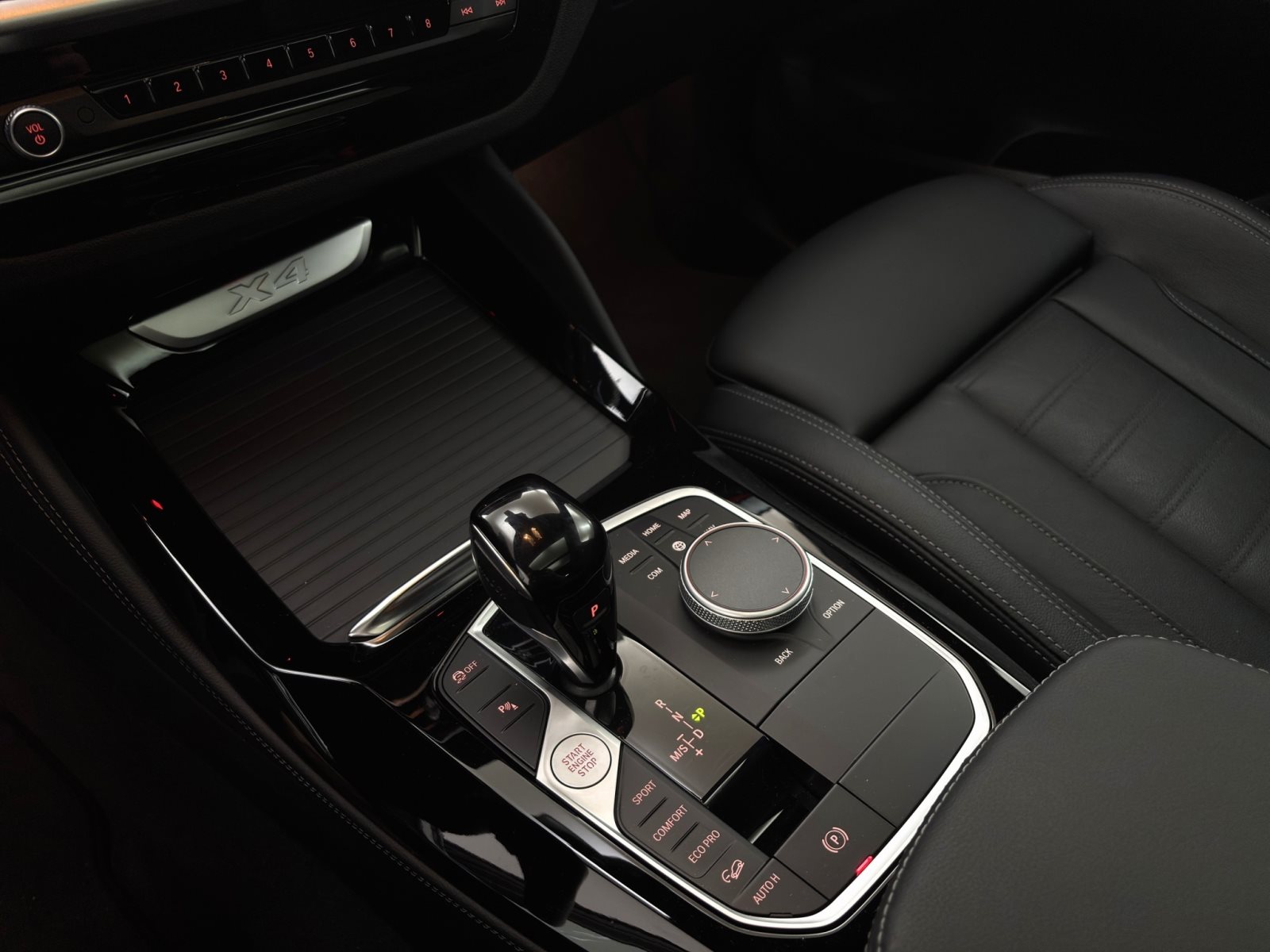 Fahrzeugabbildung BMW X4 xDrive30d [M Sport, Laser, HUD, RFK, AHK]