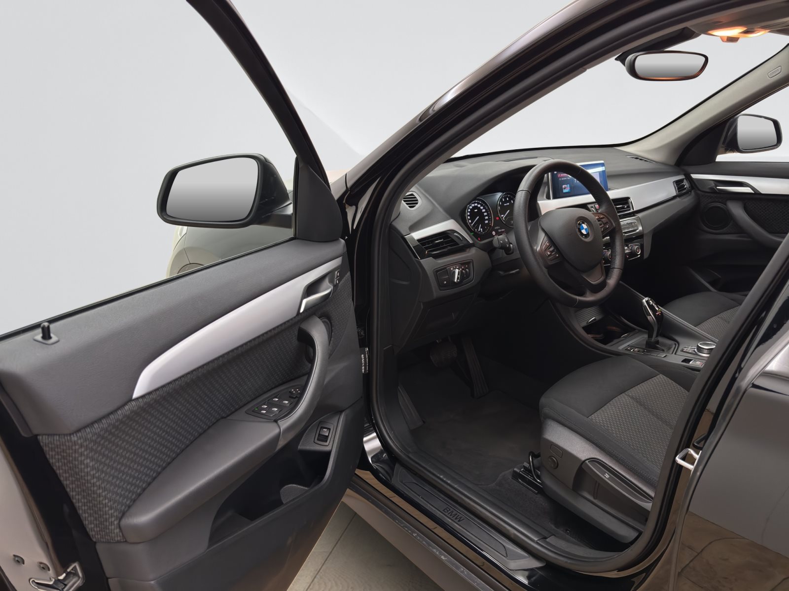 Fahrzeugabbildung BMW X1 sDrive20i [Advantage, Navi, LED, PDC hinten]