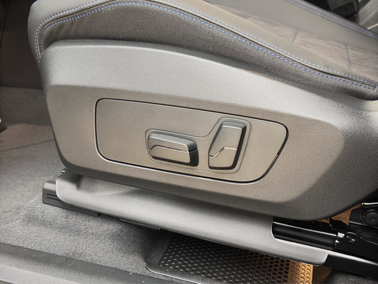 Fahrzeugabbildung BMW X1 xDrive23i [M Sport Pro, HUD, AHK, ACC, elektr. Sitze]