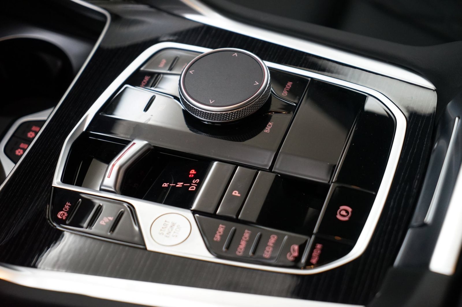 Fahrzeugabbildung BMW X6 xDrive40i [M Sport, HUD, AHK, ACC, GSD, 22 LMR]