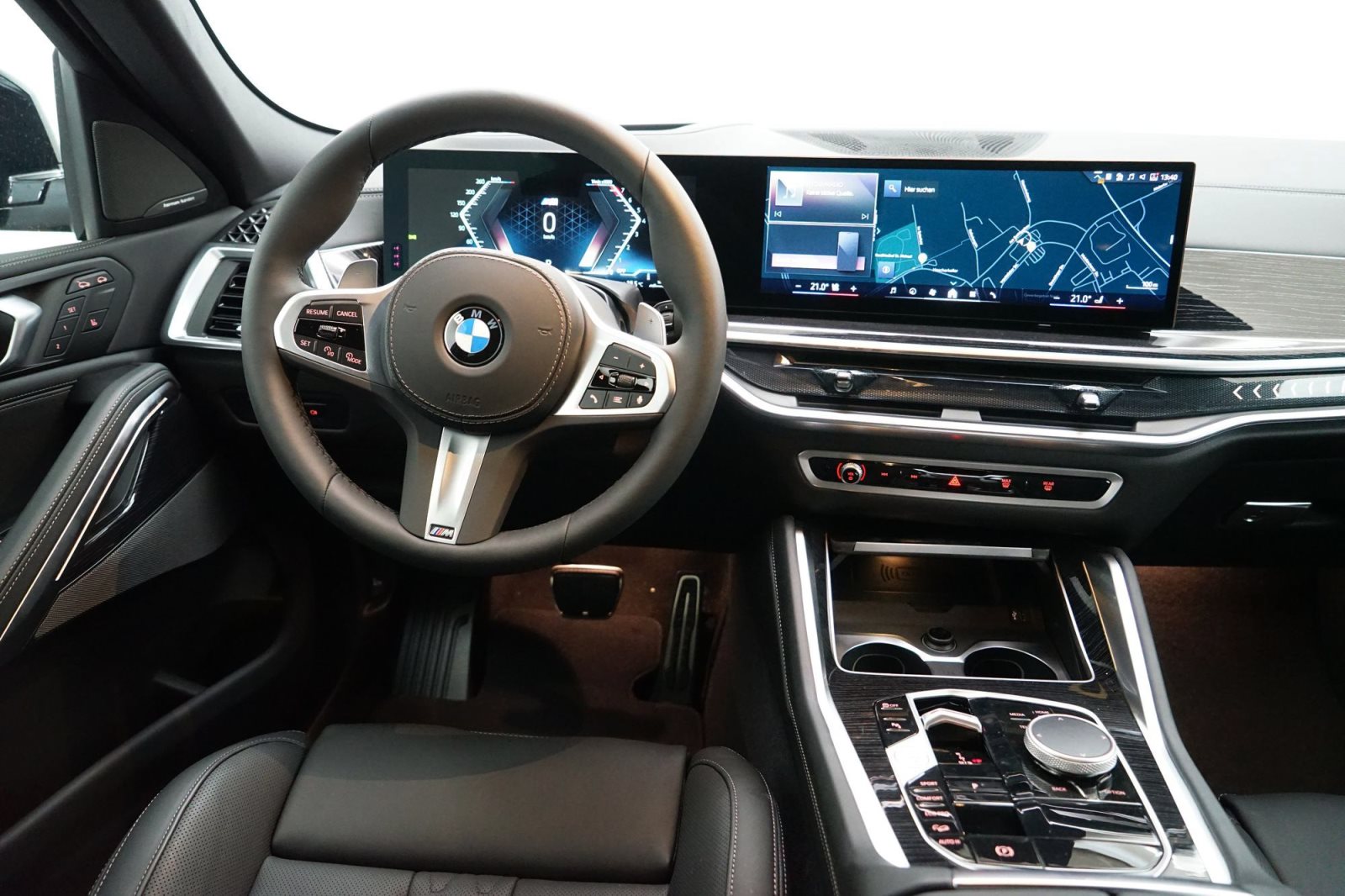 Fahrzeugabbildung BMW X6 xDrive40i [M Sport, HUD, AHK, ACC, GSD, 22 LMR]
