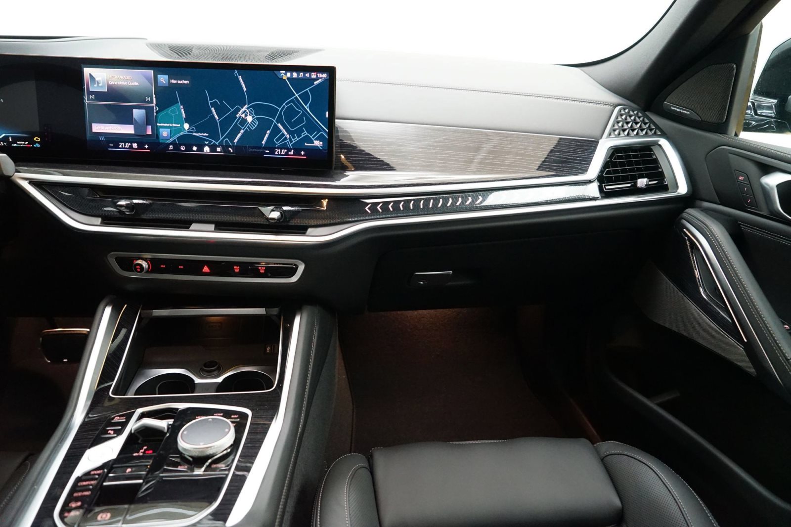 Fahrzeugabbildung BMW X6 xDrive40i [M Sport, HUD, AHK, ACC, GSD, 22 LMR]