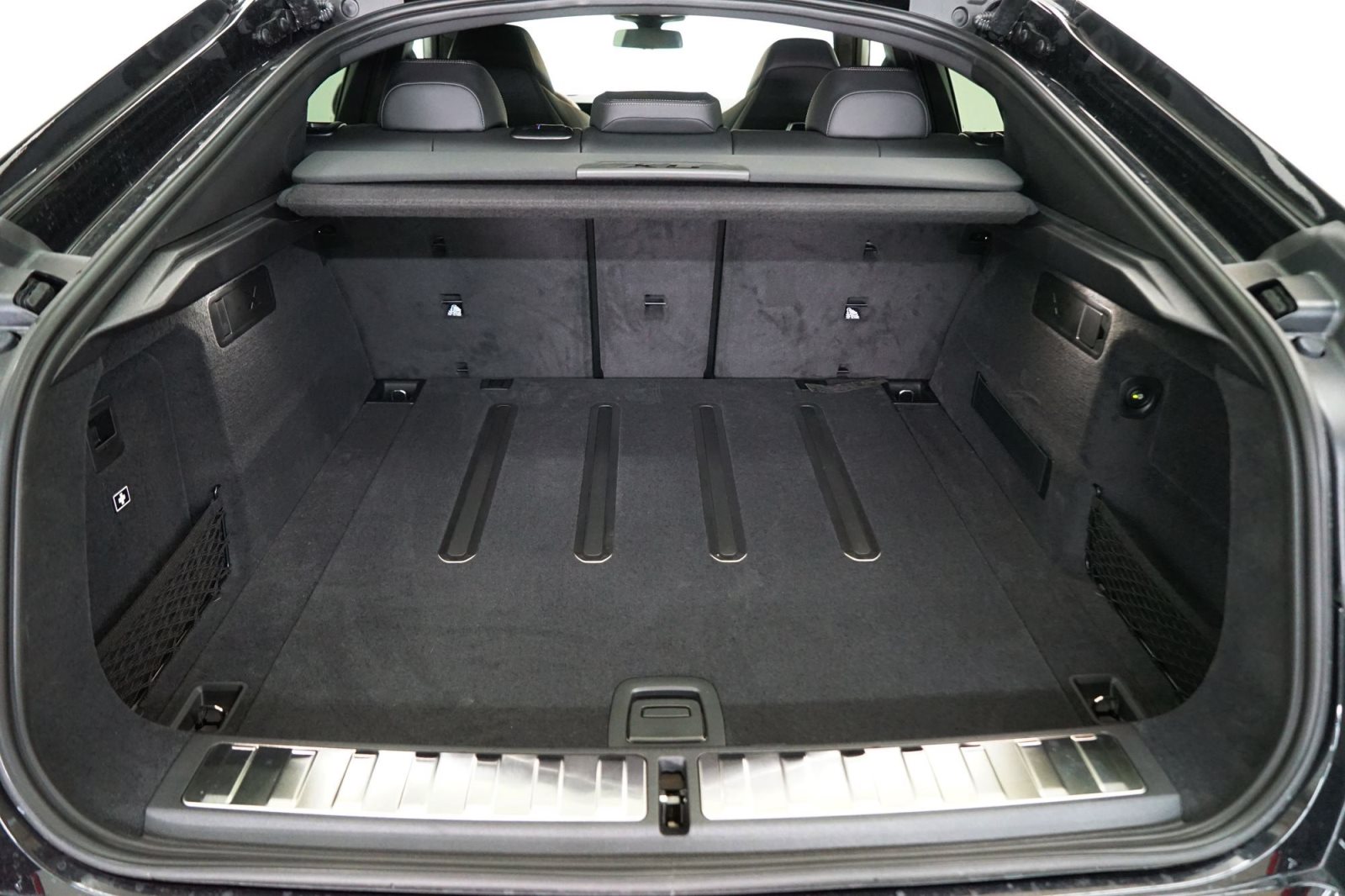 Fahrzeugabbildung BMW X6 xDrive40i [M Sport, HUD, AHK, ACC, GSD, 22 LMR]