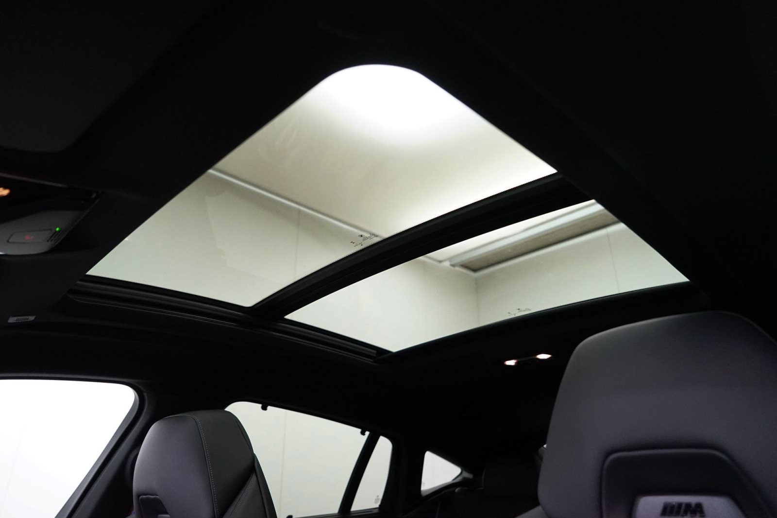 Fahrzeugabbildung BMW X6 xDrive40i [M Sport, HUD, AHK, ACC, GSD, 22 LMR]