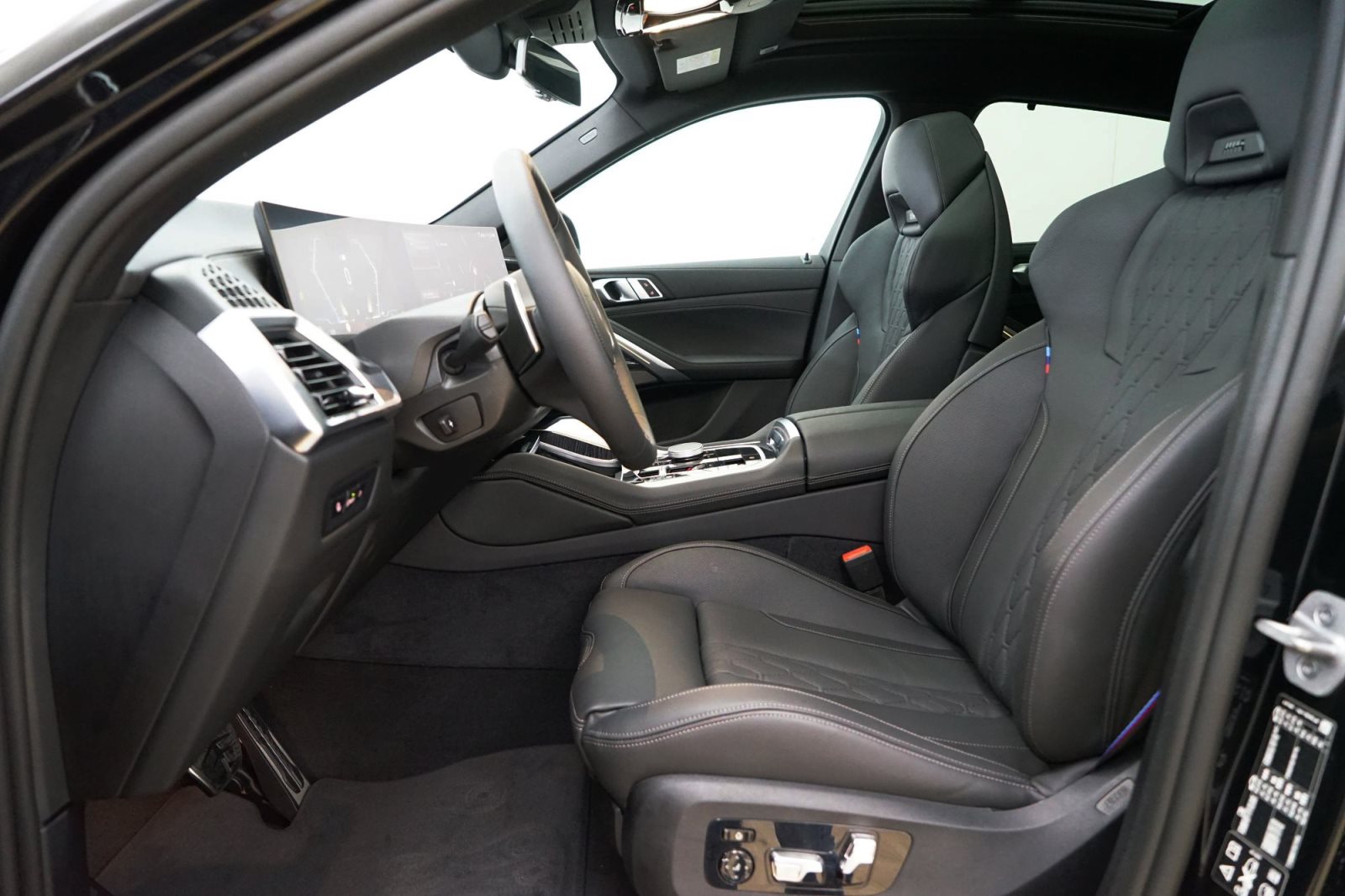 Fahrzeugabbildung BMW X6 xDrive40i [M Sport, HUD, AHK, ACC, GSD, 22 LMR]