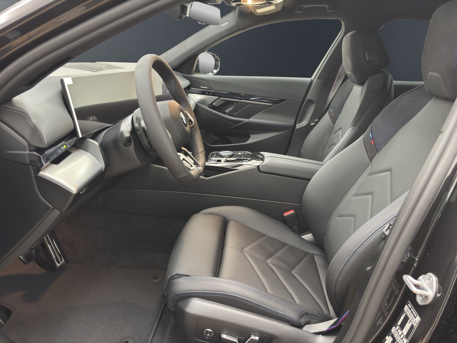 Fahrzeugabbildung BMW 520d Touring [M Sport Pro, AHK, ACC, h&k Sound]