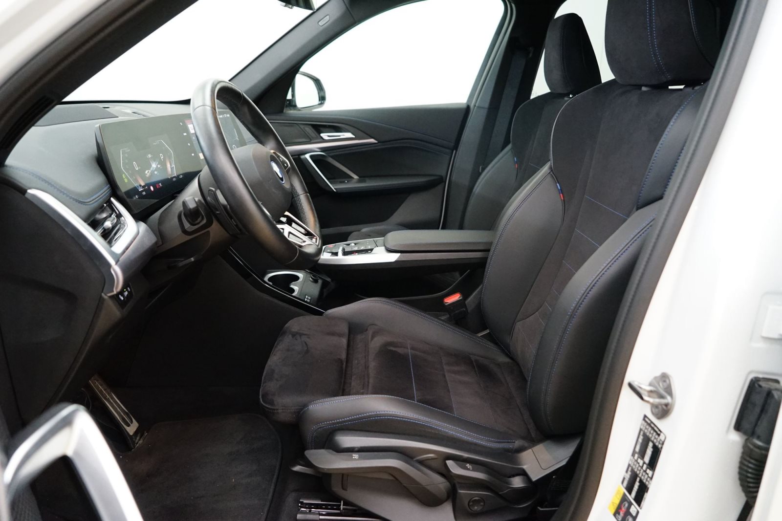 Fahrzeugabbildung BMW iX1 xDrive30 [M Sport, HUD, AHK, ACC, 360°, LRH]
