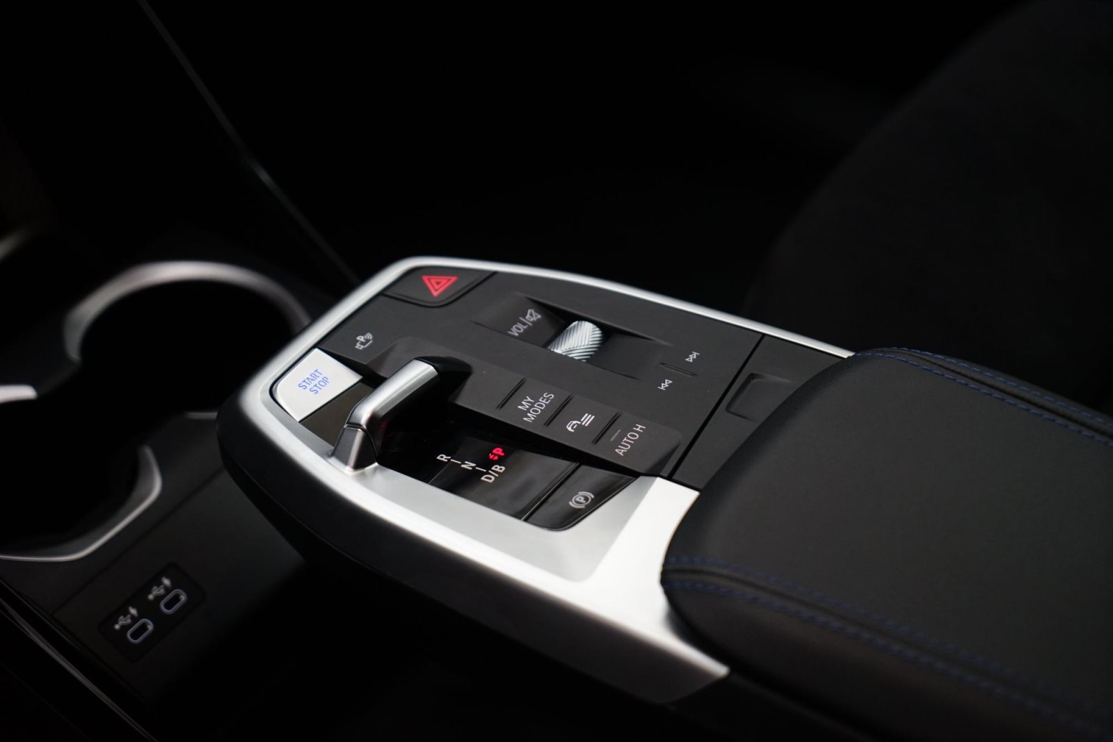 Fahrzeugabbildung BMW iX1 xDrive30 [M Sport, HUD, AHK, ACC, 360°, LRH]
