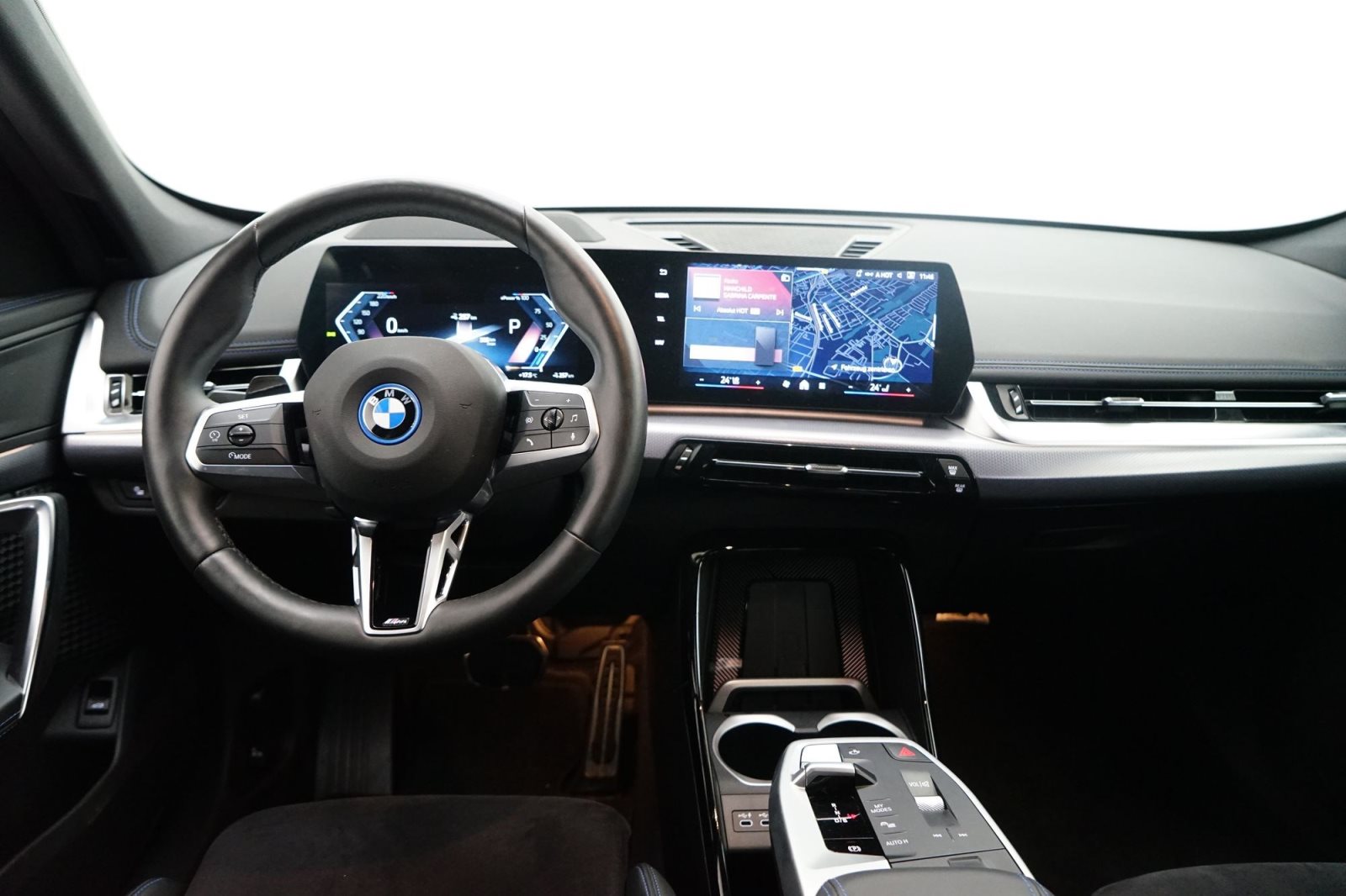 Fahrzeugabbildung BMW iX1 xDrive30 [M Sport, HUD, AHK, ACC, 19 LMR, RFK]