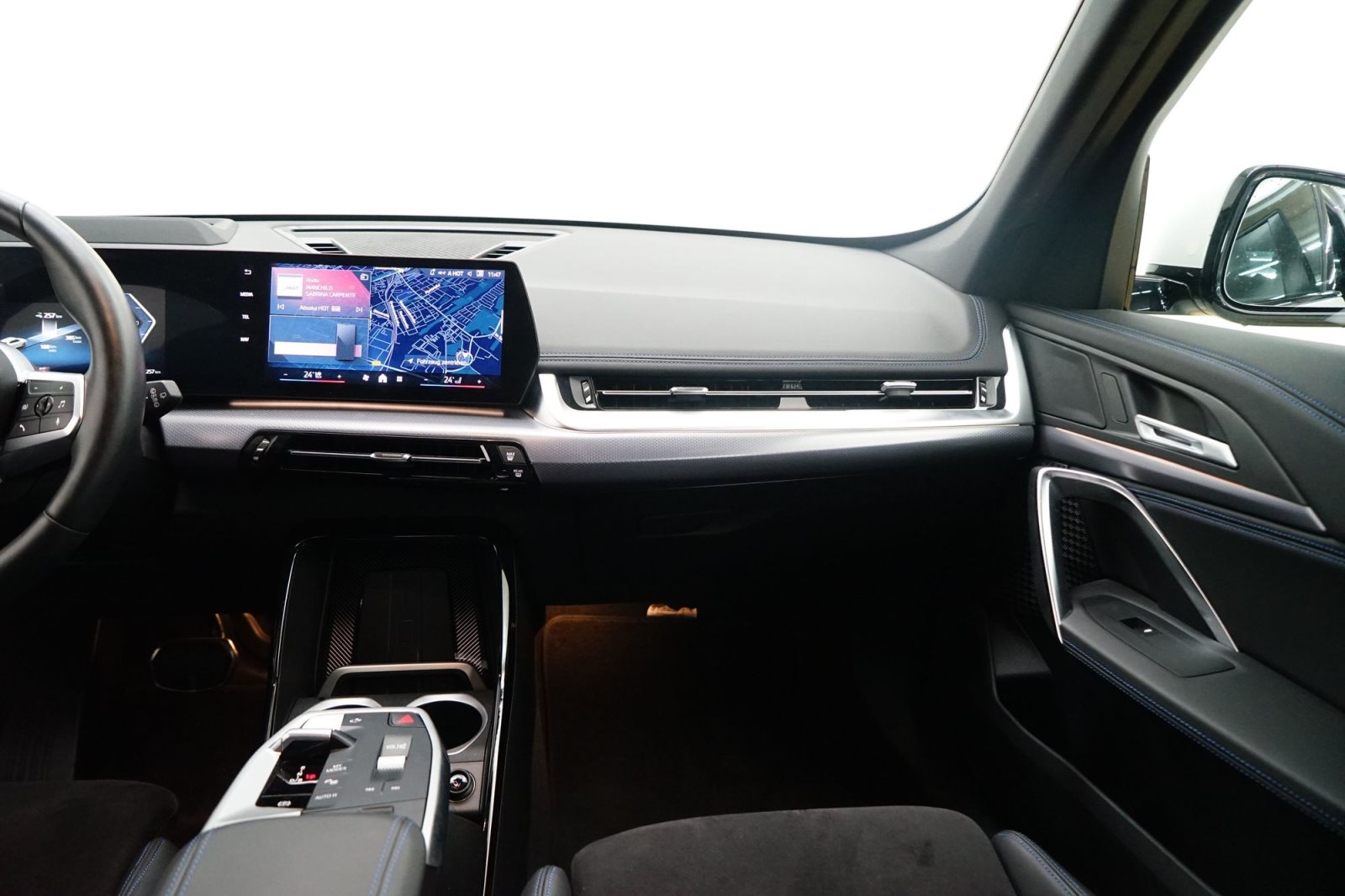Fahrzeugabbildung BMW iX1 xDrive30 [M Sport, HUD, AHK, ACC, 360°, LRH]