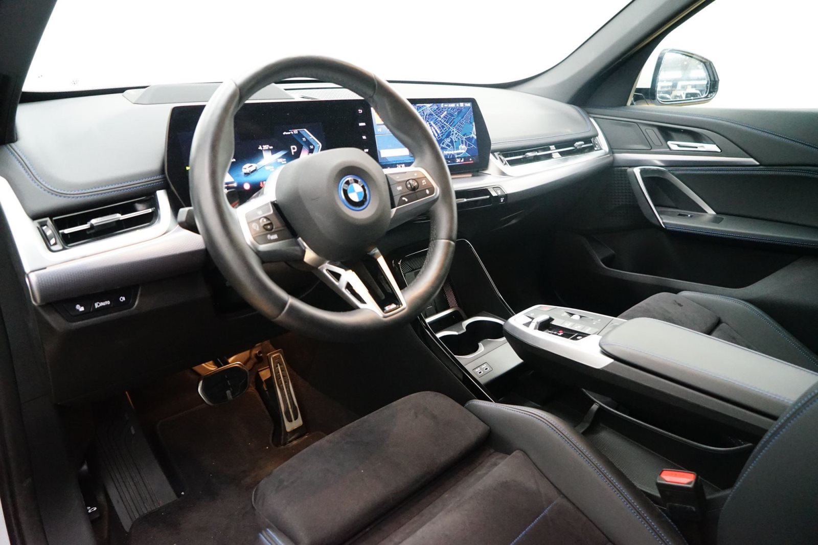 Fahrzeugabbildung BMW iX1 xDrive30 [M Sport, HUD, AHK, ACC, 19 LMR, RFK]