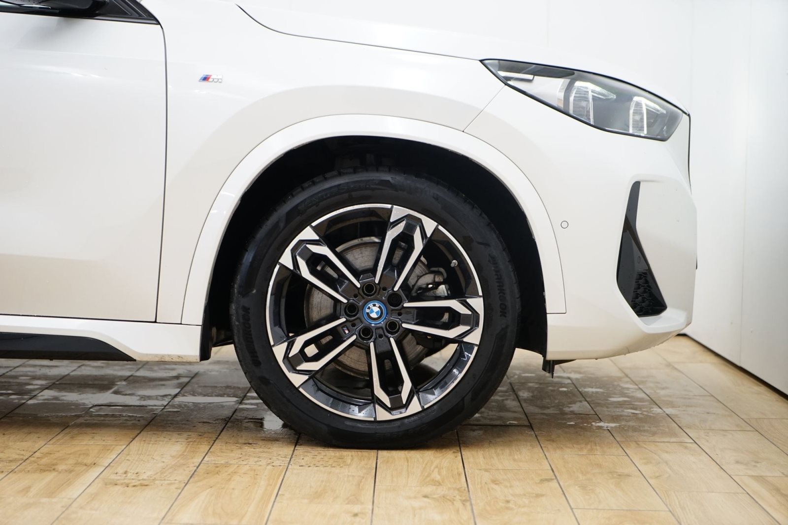 Fahrzeugabbildung BMW iX1 xDrive30 [M Sport, HUD, AHK, ACC, 360°, LRH]