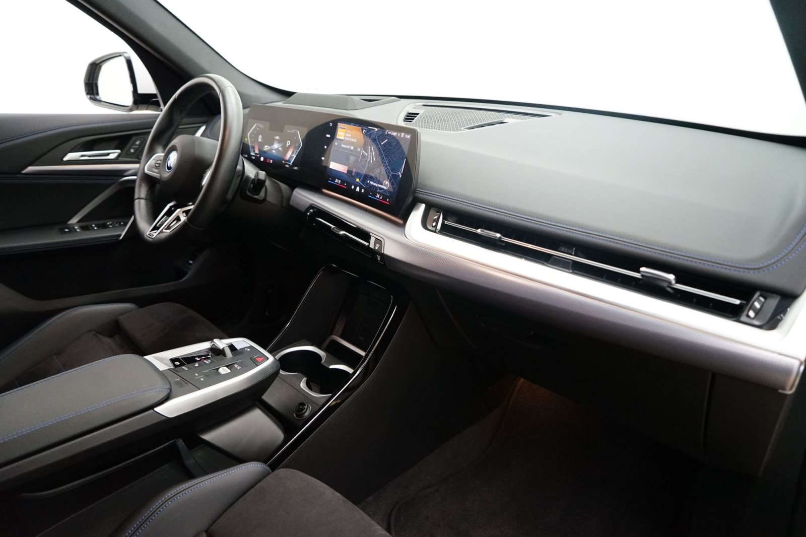 Fahrzeugabbildung BMW iX1 xDrive30 [M Sport, HUD, AHK, ACC, 360°, LRH]