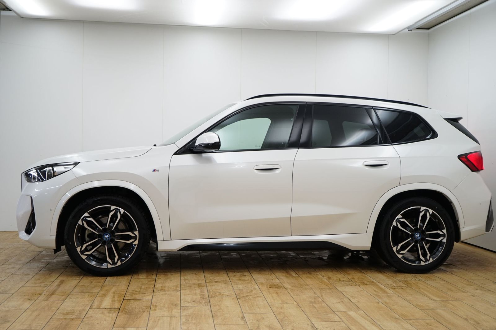 Fahrzeugabbildung BMW iX1 xDrive30 [M Sport, HUD, AHK, ACC, 360°, LRH]