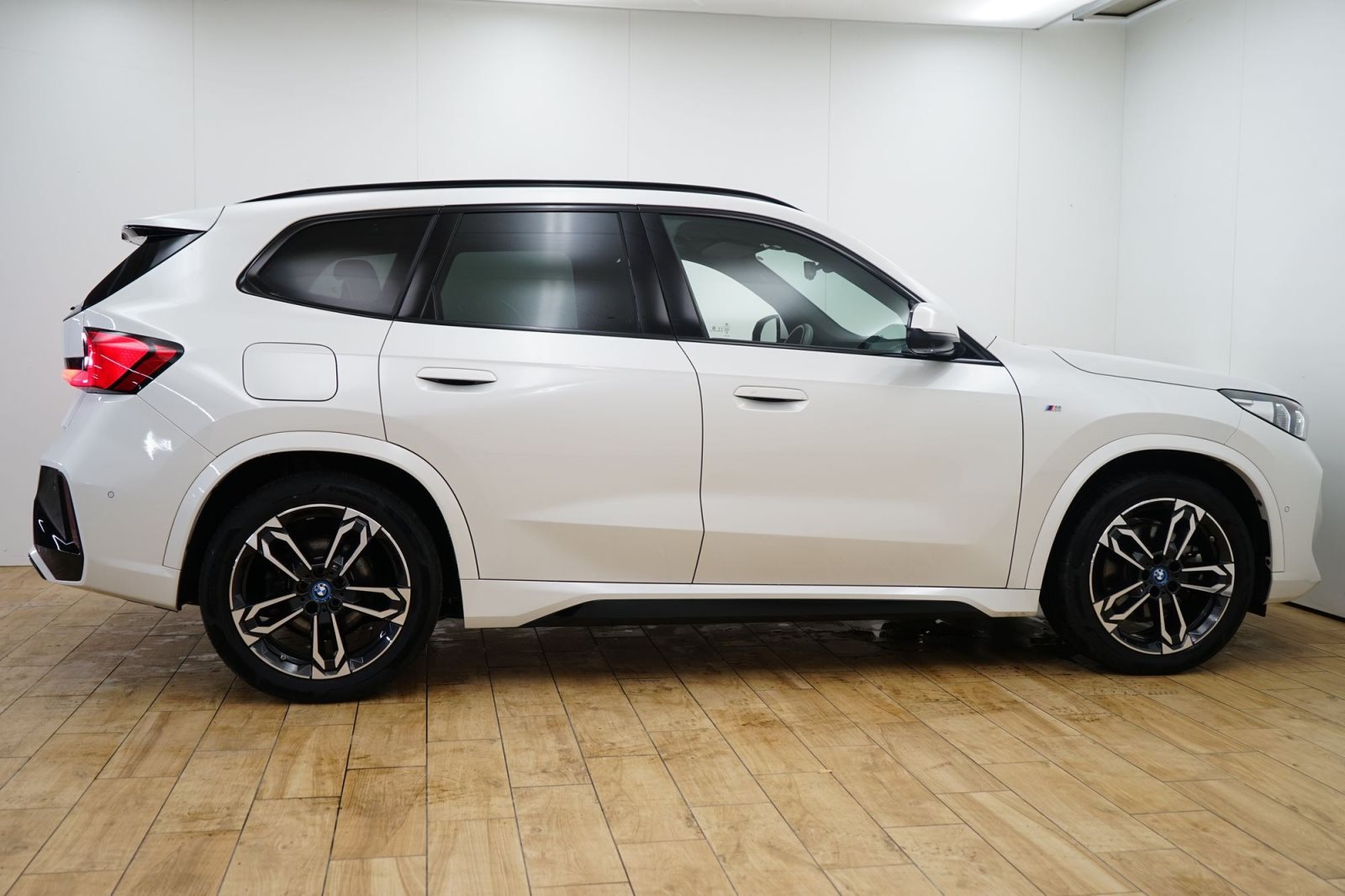 Fahrzeugabbildung BMW iX1 xDrive30 [M Sport, HUD, AHK, ACC, 360°, LRH]