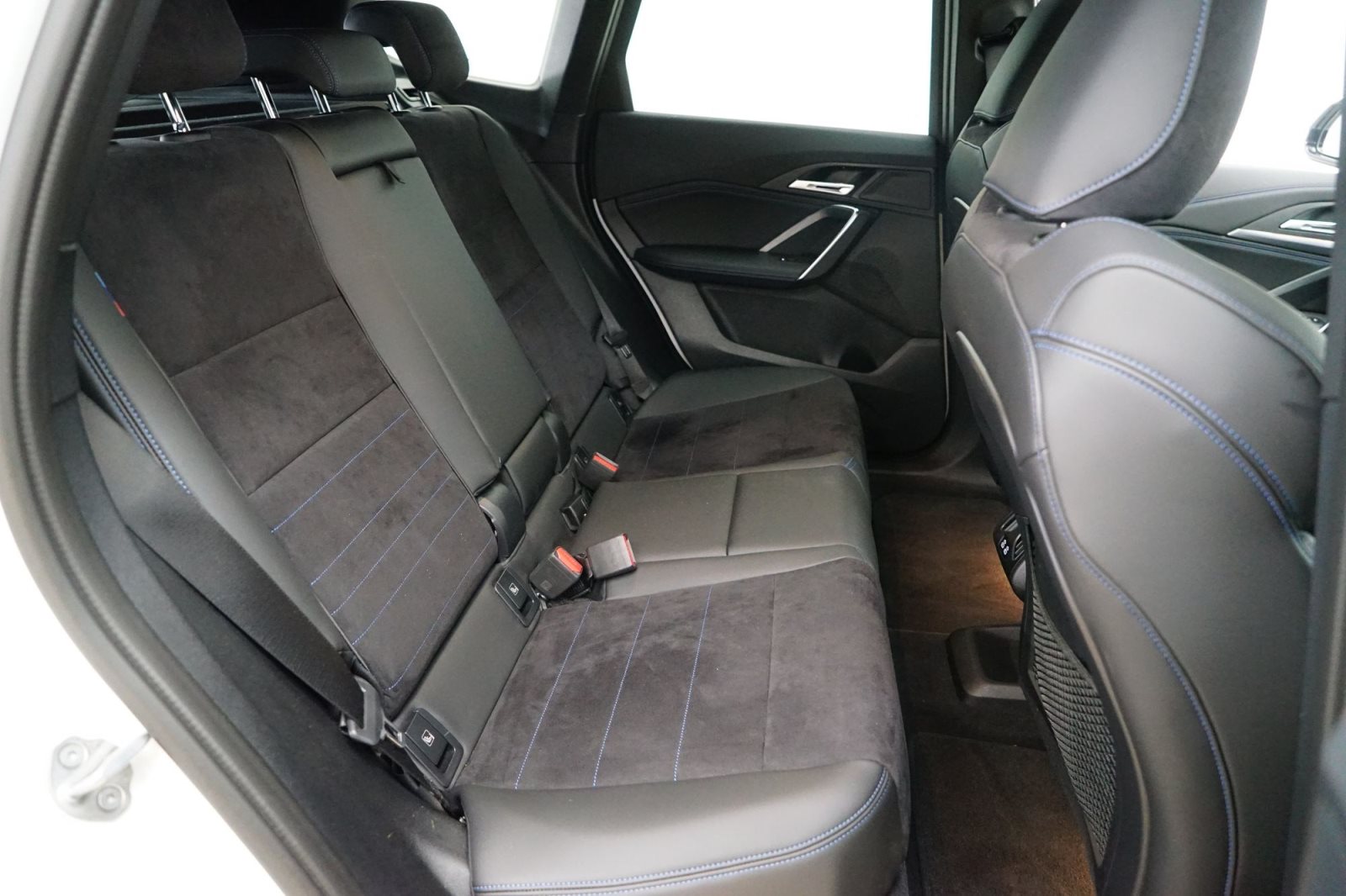 Fahrzeugabbildung BMW iX1 xDrive30 [M Sport, HUD, AHK, ACC, 360°, LRH]