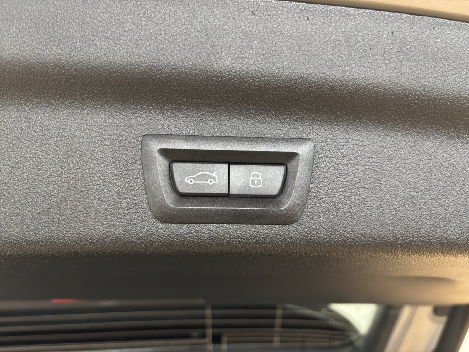 Fahrzeugabbildung BMW X1 sDrive20i [M Sport, HUD, AHK, ACC, 19 LMR]