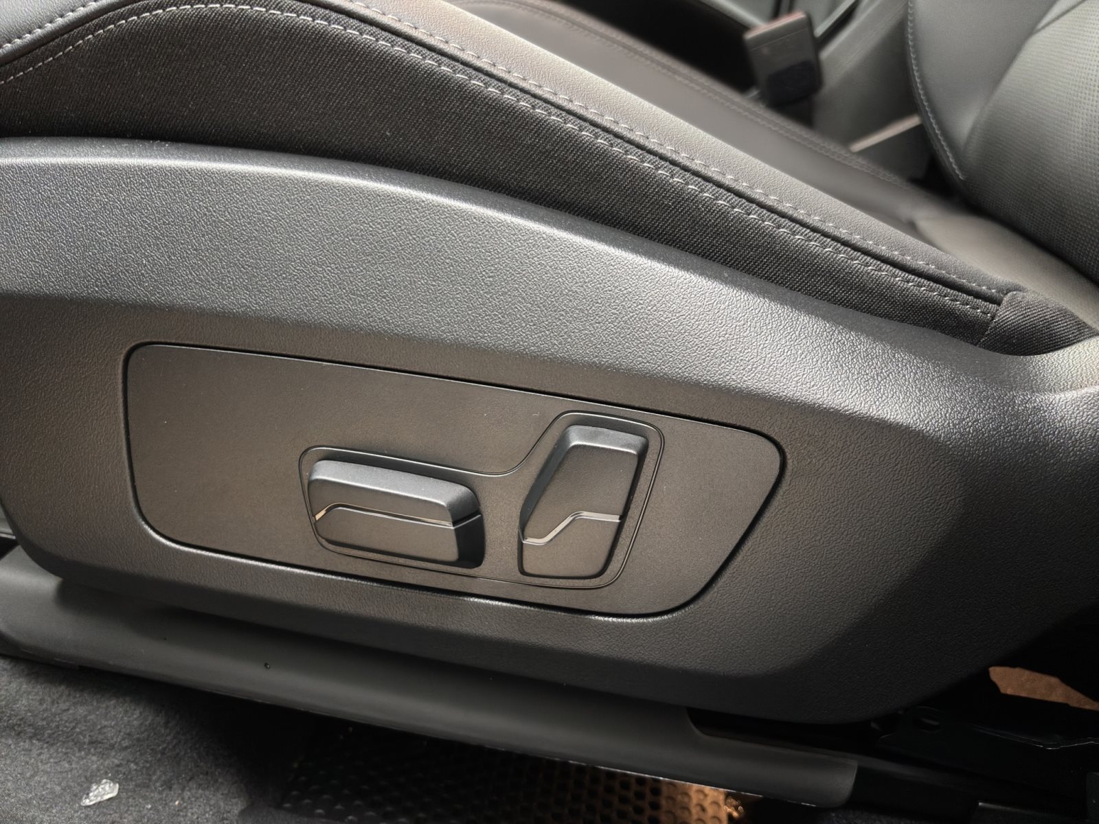 Fahrzeugabbildung BMW X1 sDrive20i [M Sport, HUD, AHK, ACC, 19 LMR]