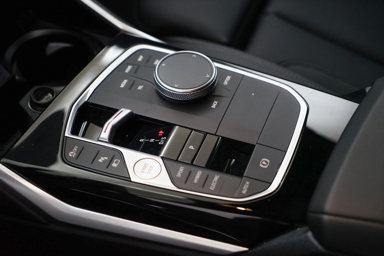 Fahrzeugabbildung BMW 320e Touring [Sport Line, AHK, ACC, RFK, 18 LMR]