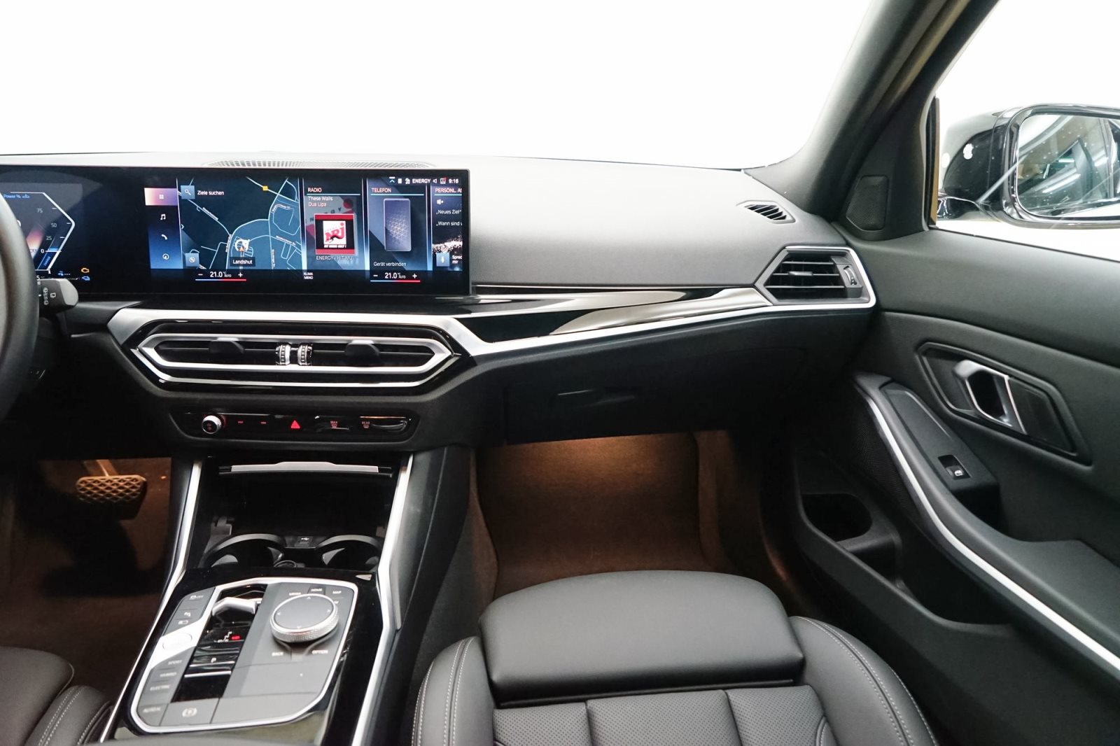 Fahrzeugabbildung BMW 320e Touring [Sport Line, AHK, ACC, RFK, 18 LMR]