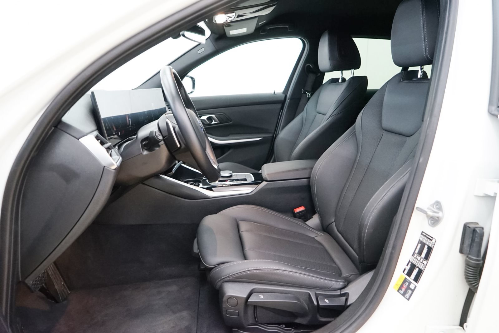 Fahrzeugabbildung BMW 320e Touring [Sport Line, AHK, ACC, RFK, 18 LMR]
