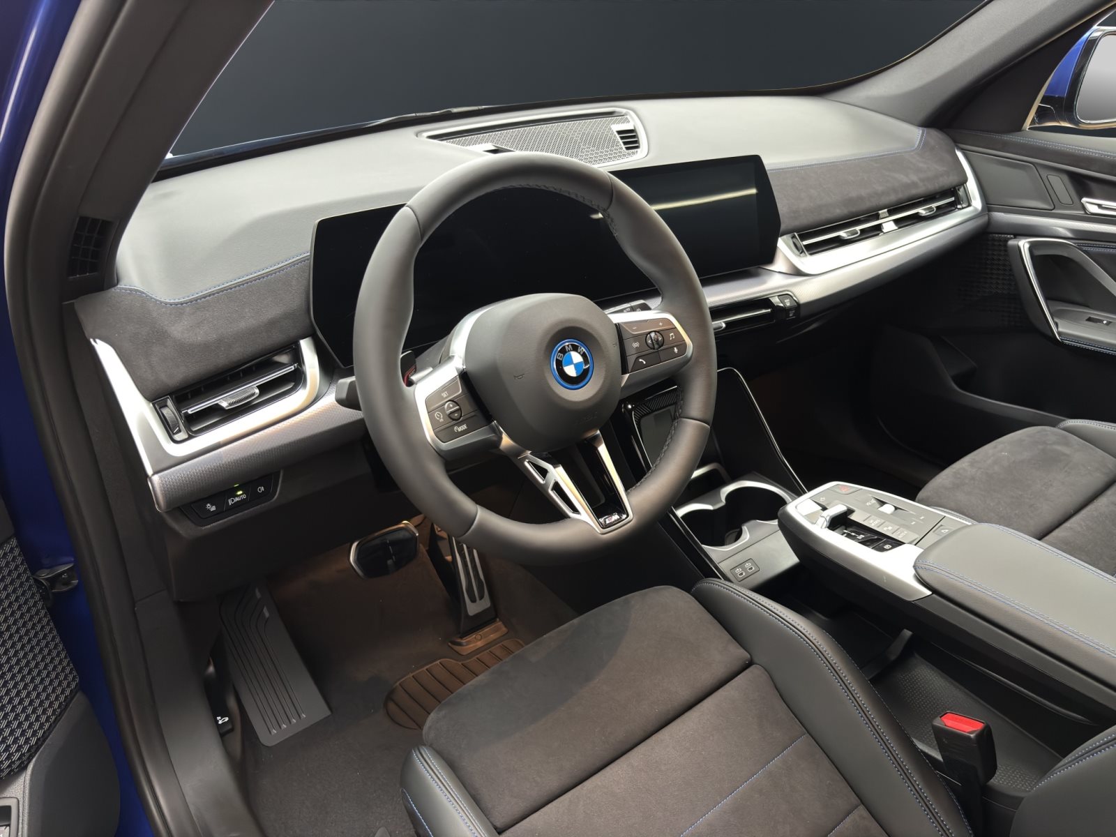 Fahrzeugabbildung BMW iX1 eDrive20 [M Sport Pro, AHK, ACC, 19 LMR, RFK]