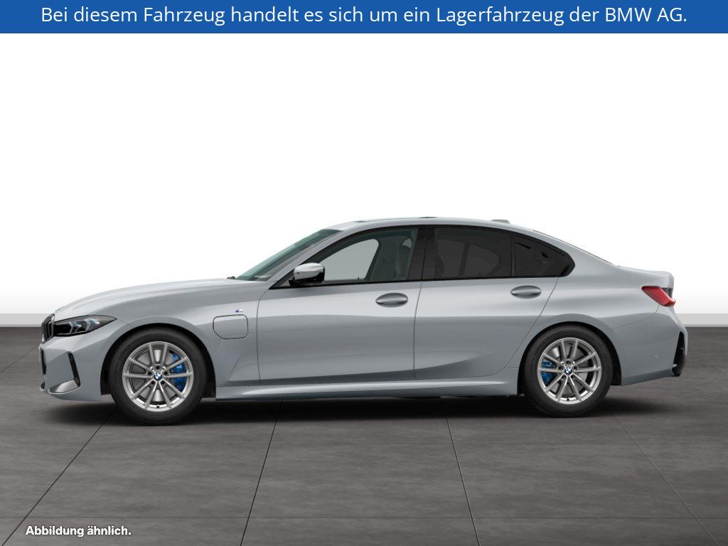 Fahrzeugabbildung BMW 330e Limousine