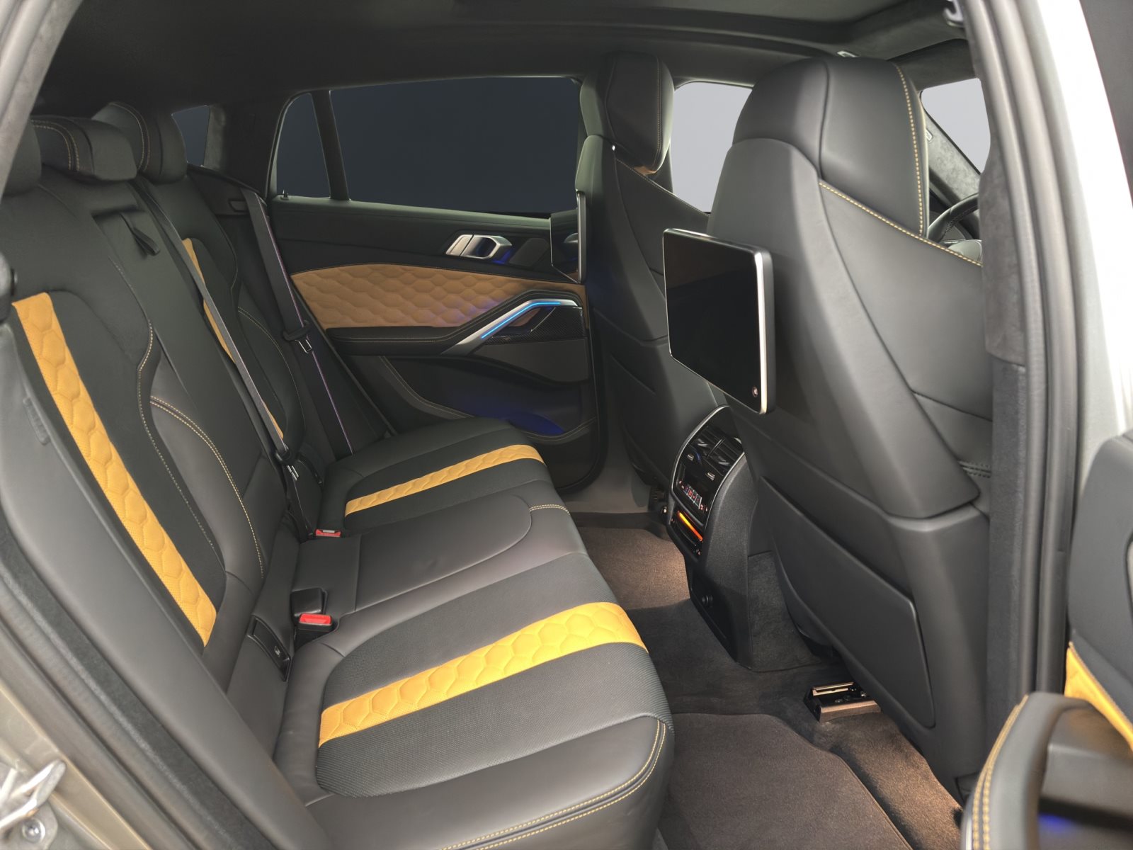 Fahrzeugabbildung BMW X6 M Competition [Laser, SkyLounge, 360°, AHK]