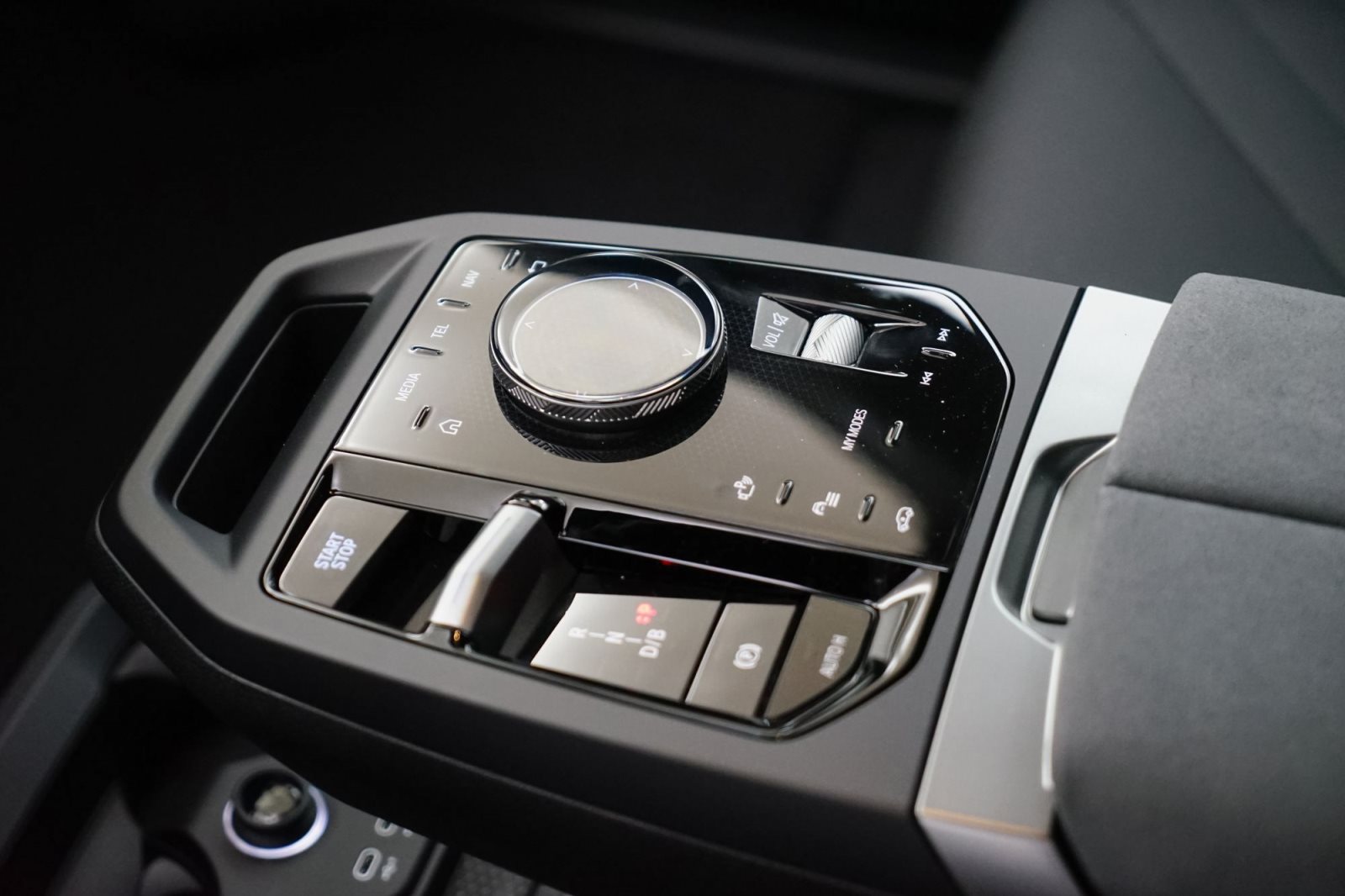 Fahrzeugabbildung BMW iX xDrive45 [M Sport, HUD, AHK, ACC, 21 LMR]