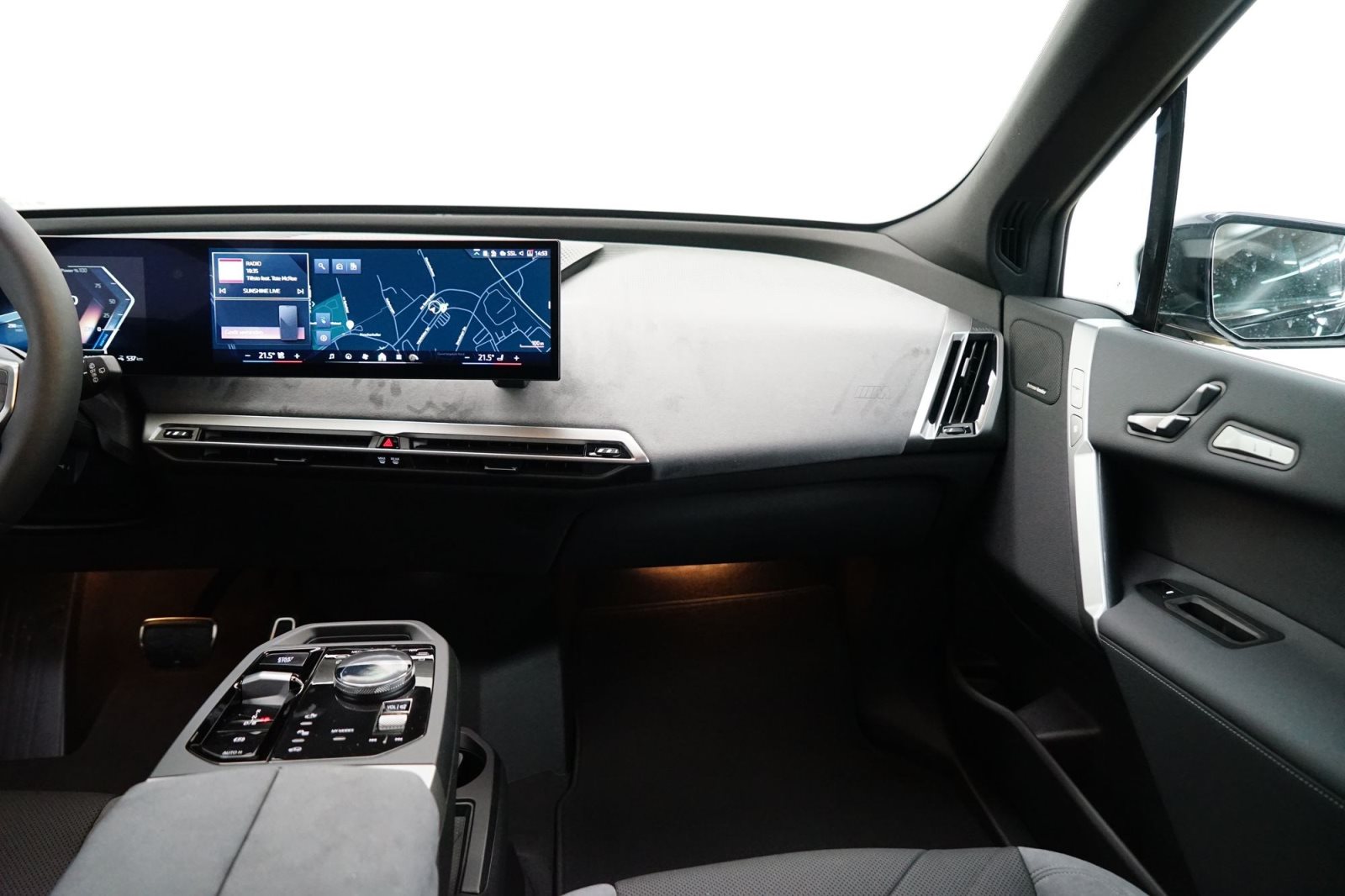 Fahrzeugabbildung BMW iX xDrive45 [M Sport, HUD, AHK, ACC, 21 LMR]