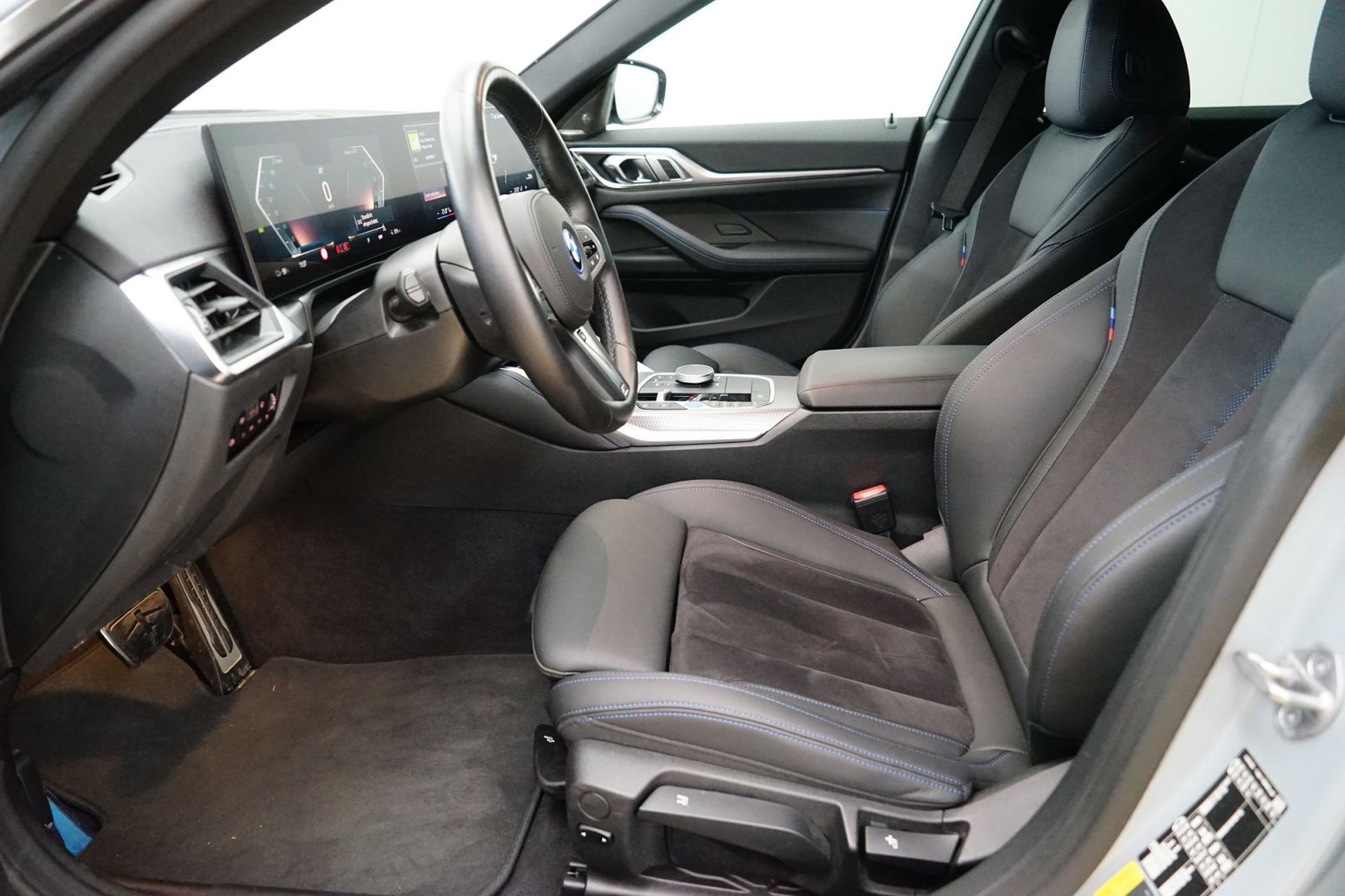 Fahrzeugabbildung BMW i4 eDrive40 Gran Coupé [M Sport, HUD, AHK, ACC, h&k Sound]