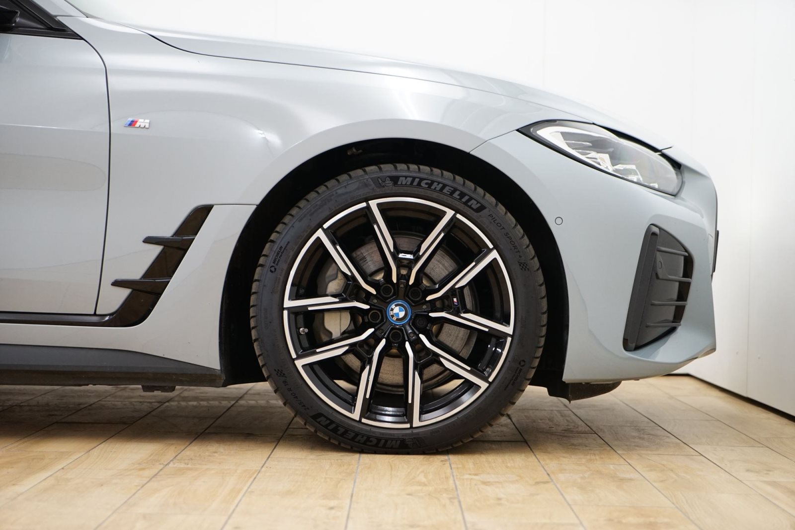 Fahrzeugabbildung BMW i4 eDrive40 Gran Coupé [M Sport, HUD, AHK, ACC, h&k Sound]