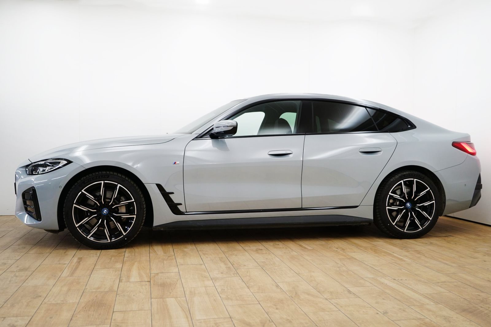 Fahrzeugabbildung BMW i4 eDrive40 Gran Coupé [M Sport, HUD, AHK, ACC, h&k Sound]