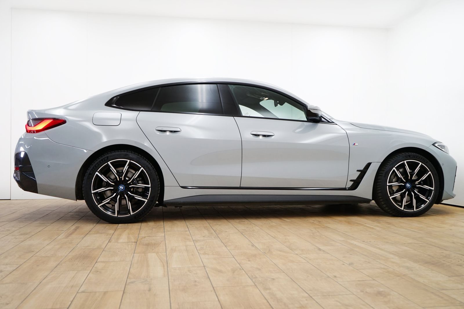 Fahrzeugabbildung BMW i4 eDrive40 Gran Coupé [M Sport, HUD, AHK, ACC, h&k Sound]