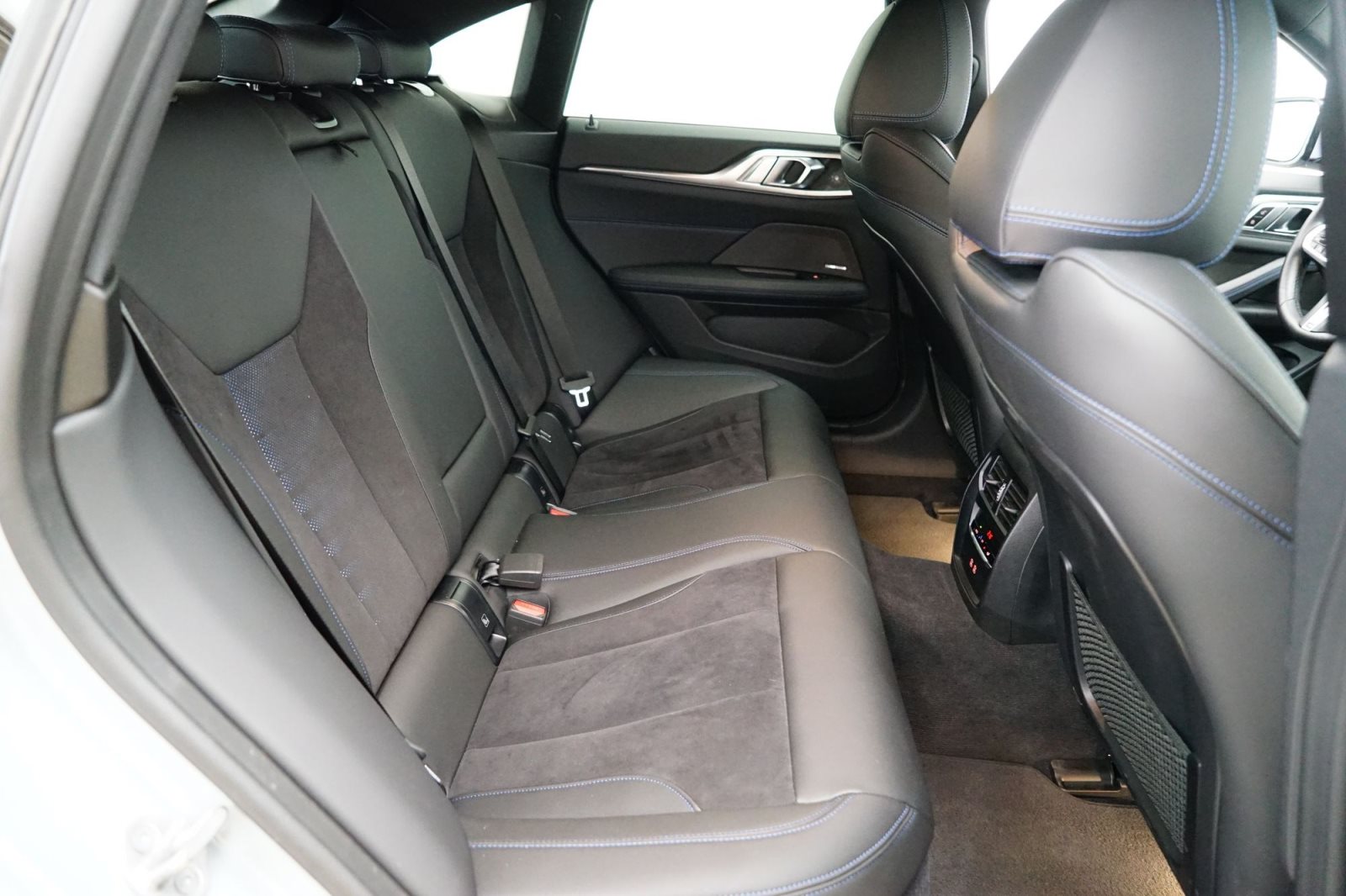Fahrzeugabbildung BMW i4 eDrive40 Gran Coupé [M Sport, HUD, AHK, ACC, h&k Sound]