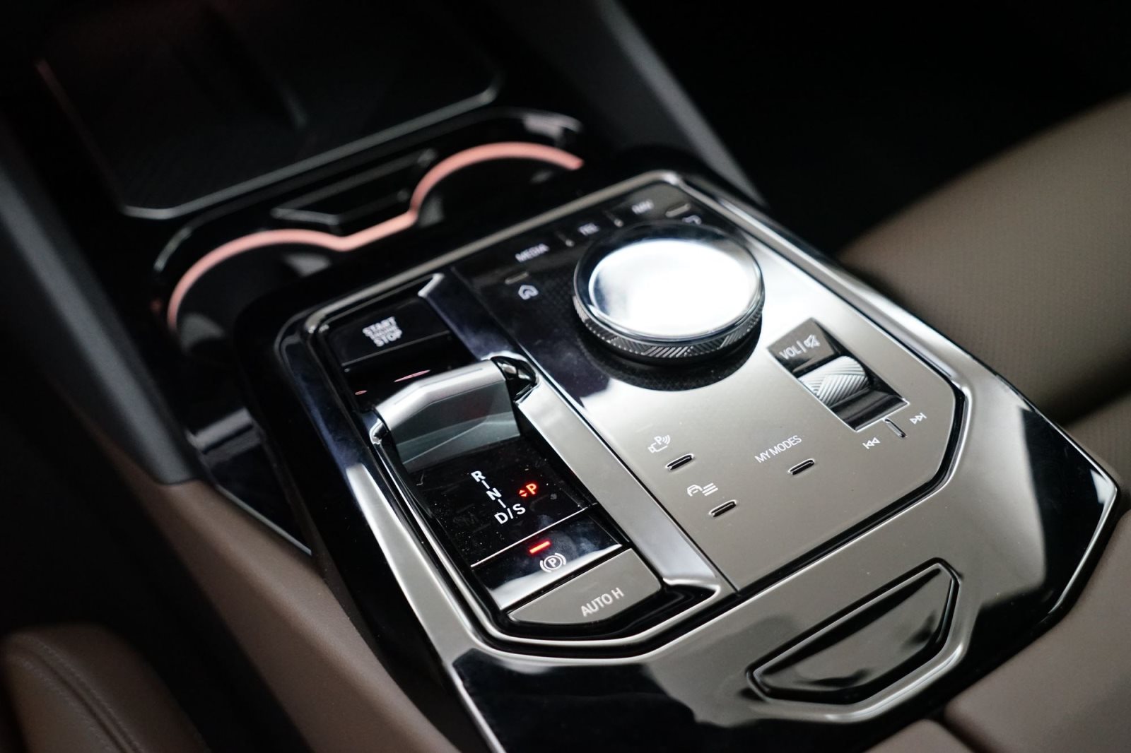 Fahrzeugabbildung BMW 550e xDrive Limousine [M Sport, B&W Sound, AHK]