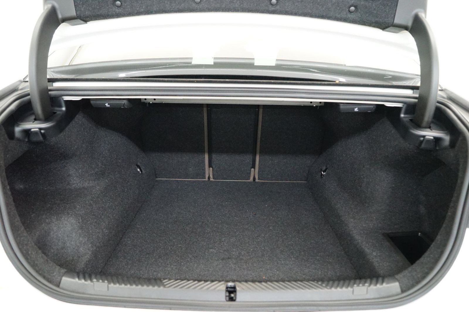 Fahrzeugabbildung BMW 550e xDrive Limousine [M Sport, B&W Sound, AHK]